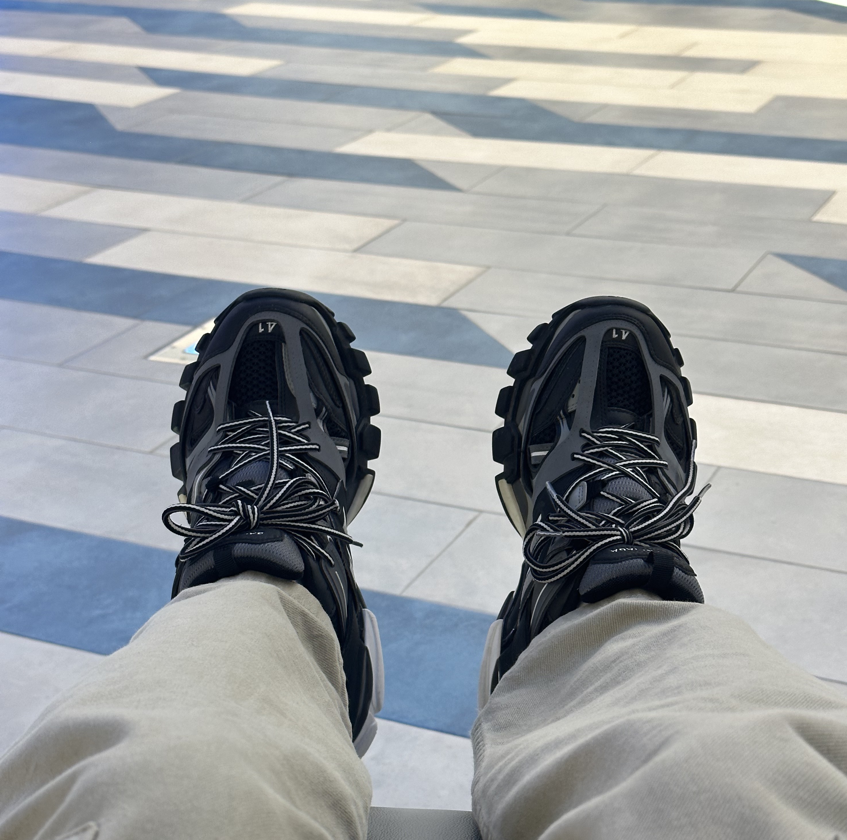 Balenciaga Track Sneakers Black Grey 착용 스타일
