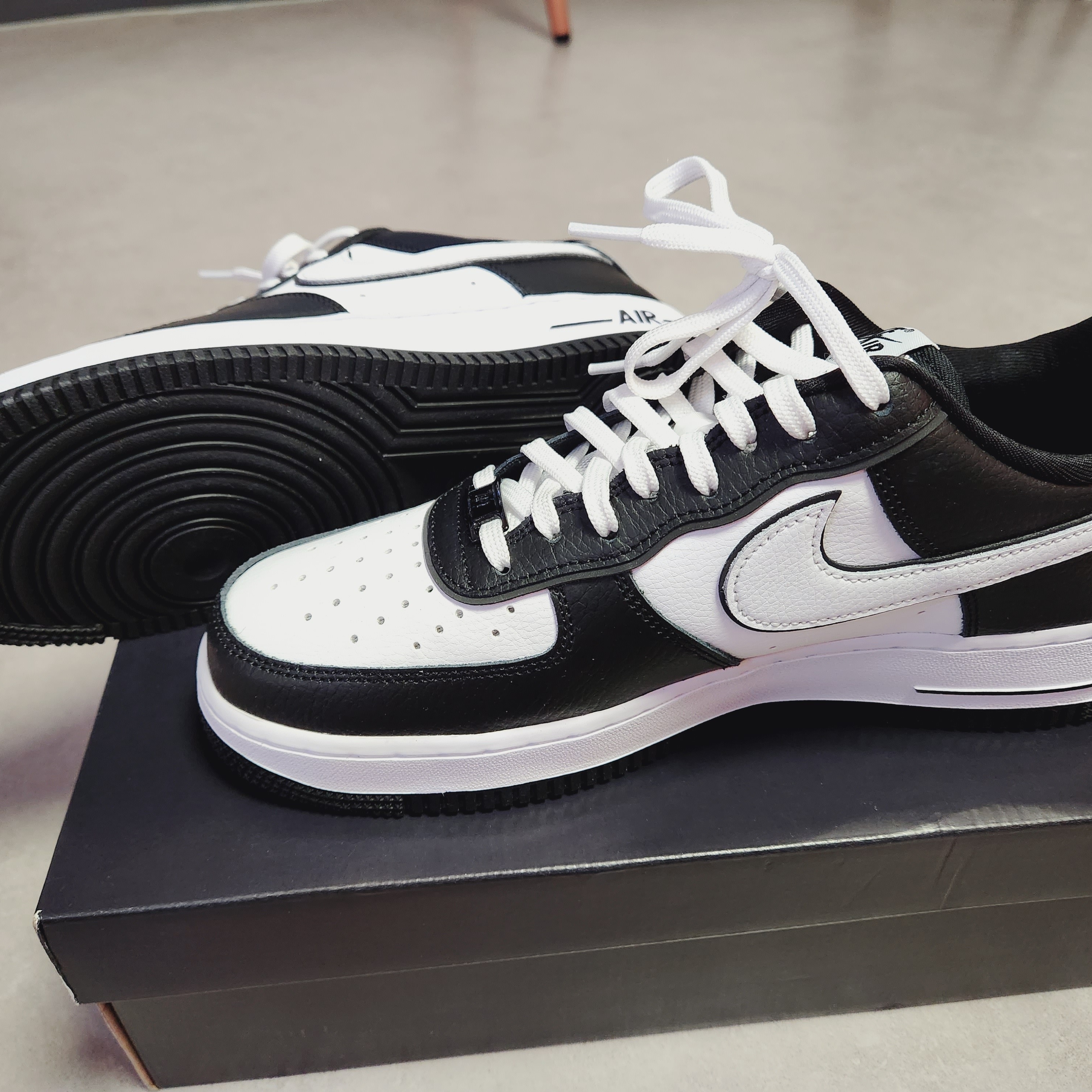 Nike Air Force 1 '07 LV8 White Black 착용 스타일 - 2
