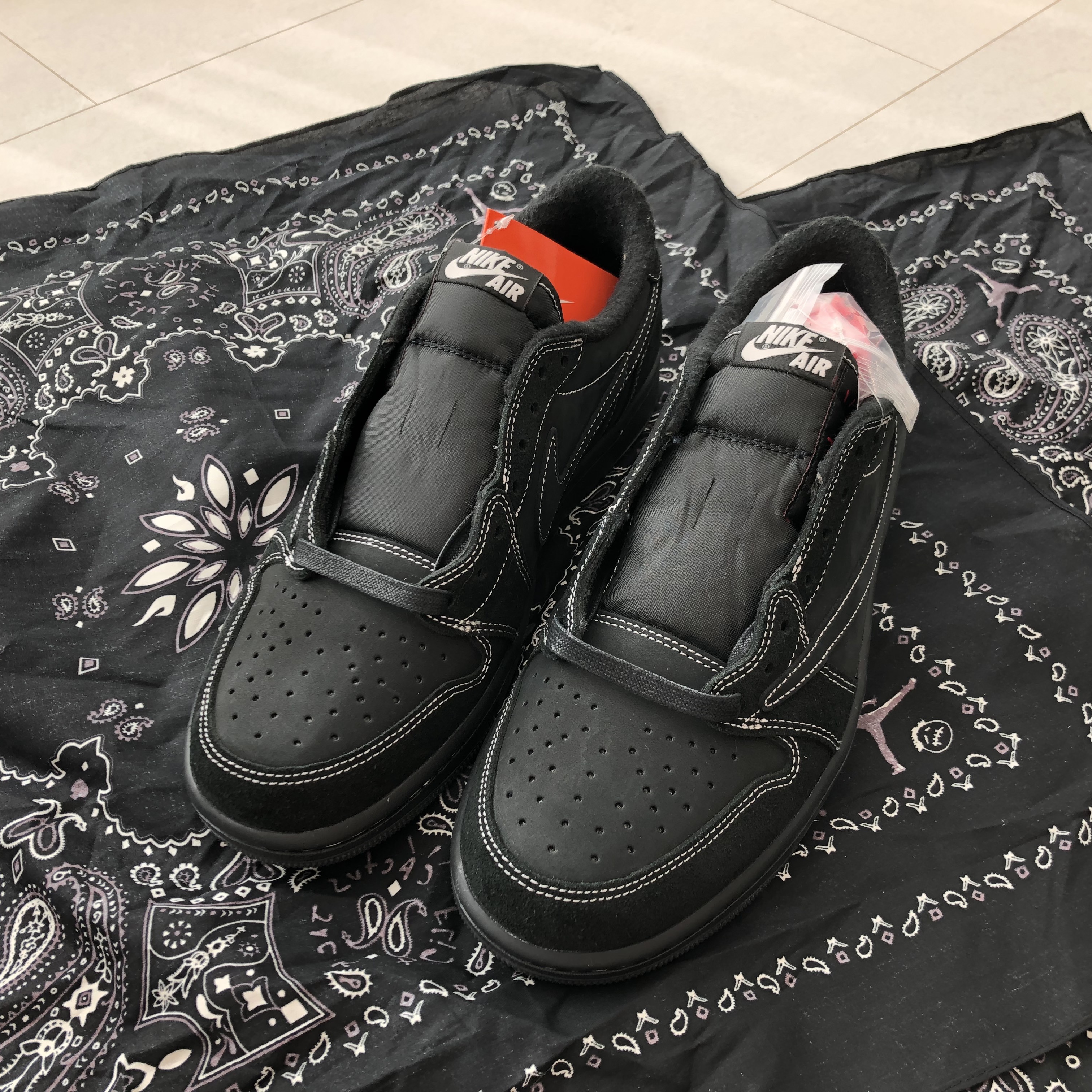 Jordan 1 x Travis Scott Retro Low OG SP Black Phantom 착용 스타일 - 3