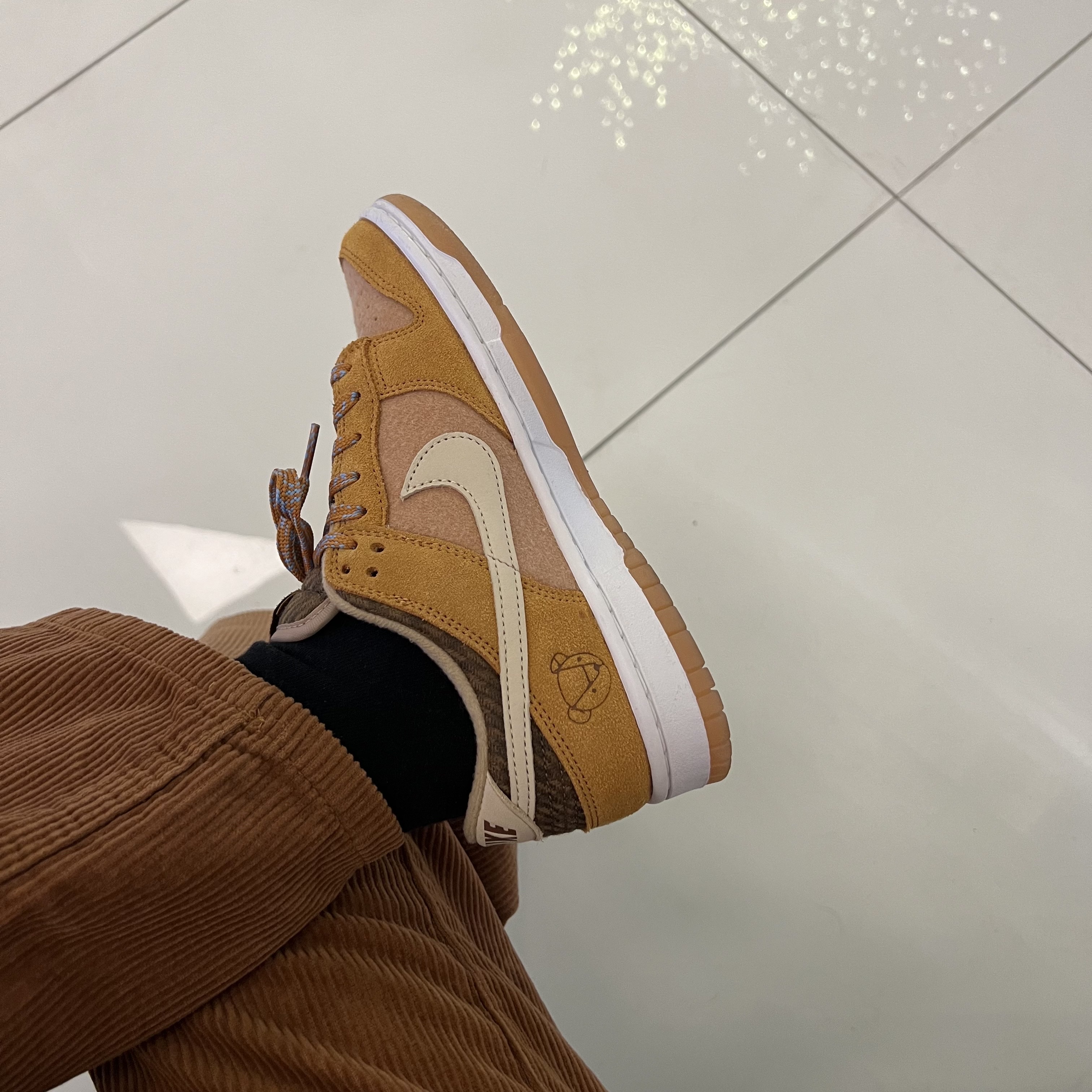 Nike Dunk Low SE Praline Desert Ochre 착용 스타일 - 2