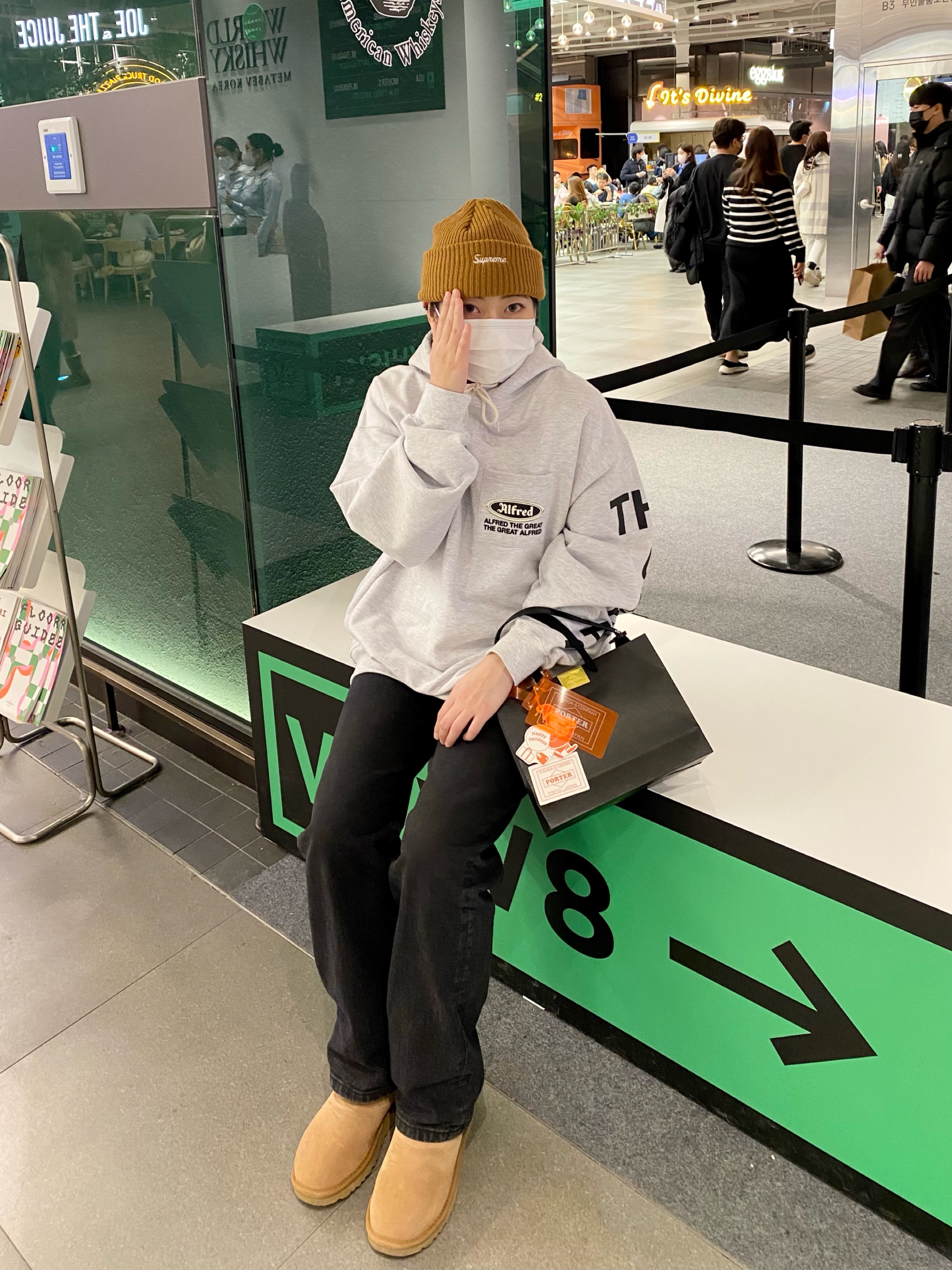 (W) UGG Classic Mini II Boots Chestnut, Supreme Loose Gauge Beanie Tan - 21SS 착용 스타일