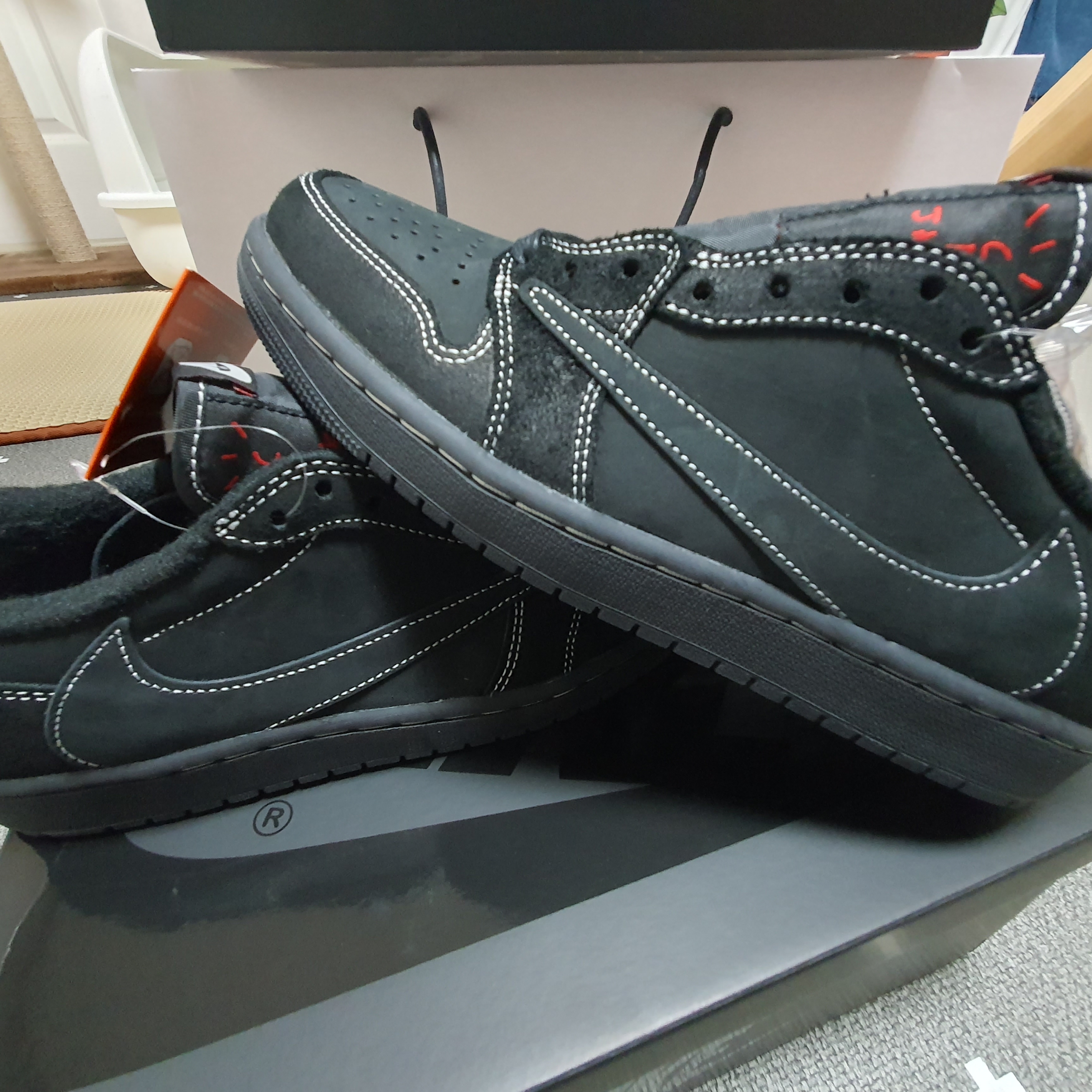 Jordan 1 x Travis Scott Retro Low OG SP Black Phantom 착용 스타일 - 3