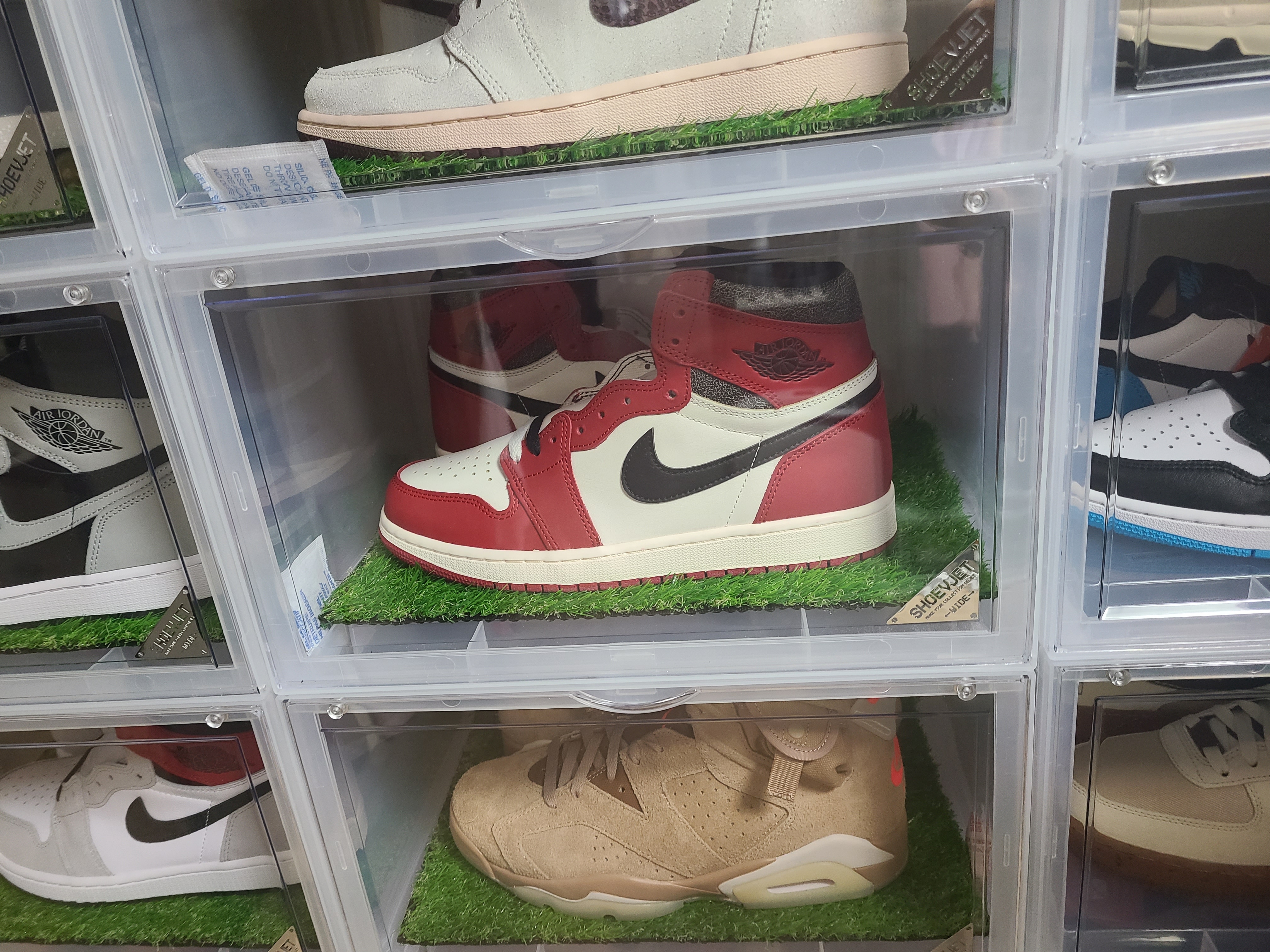 Jordan 1 Retro High OG Chicago 2022, Jordan 6 x Travis Scott Retro SP British Khaki 착용 스타일 - 1