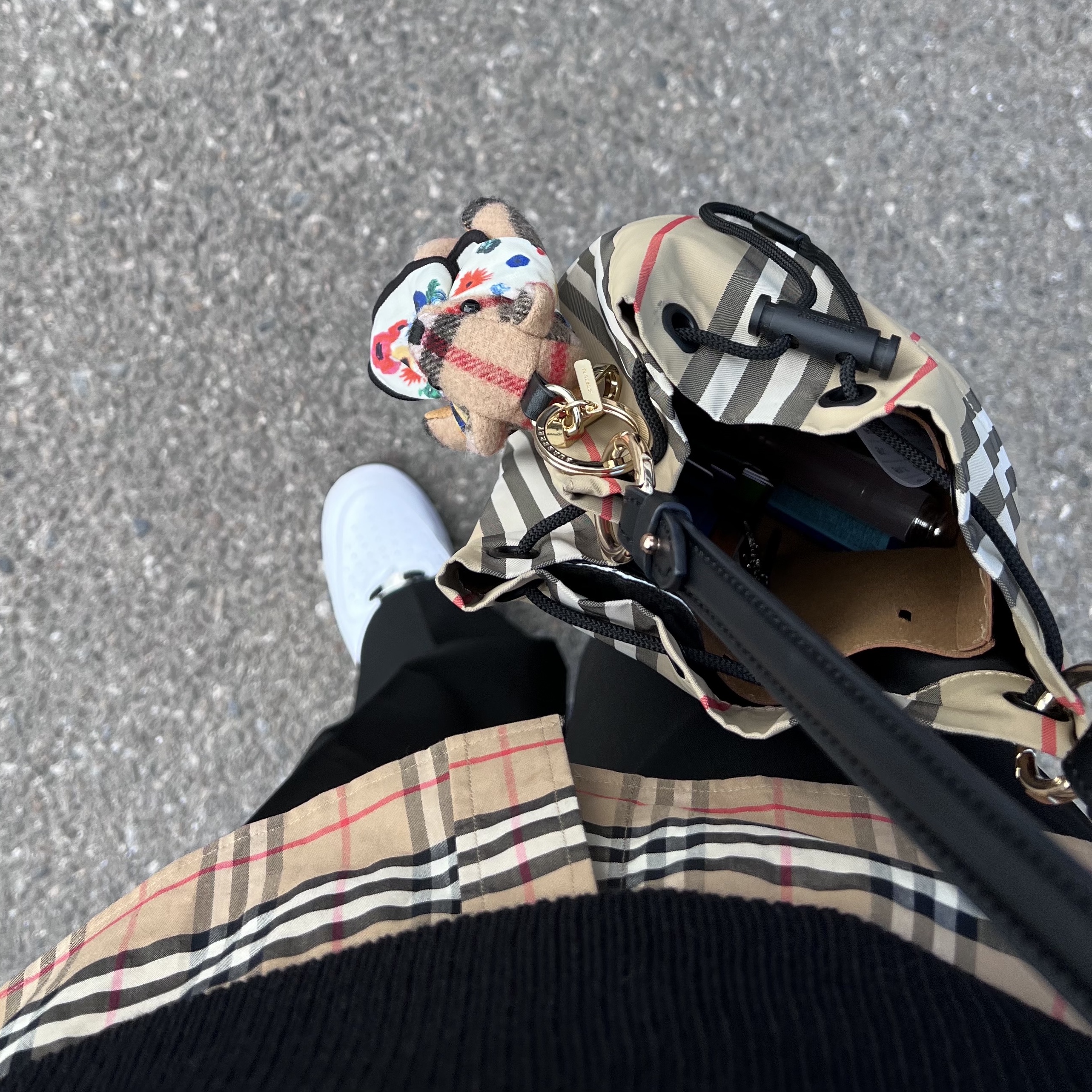 Burberry Icon Stripe Econyl Drawcord Pouch Archive Beige, Nike Air Force 1 '07 White Black 착용 스타일
