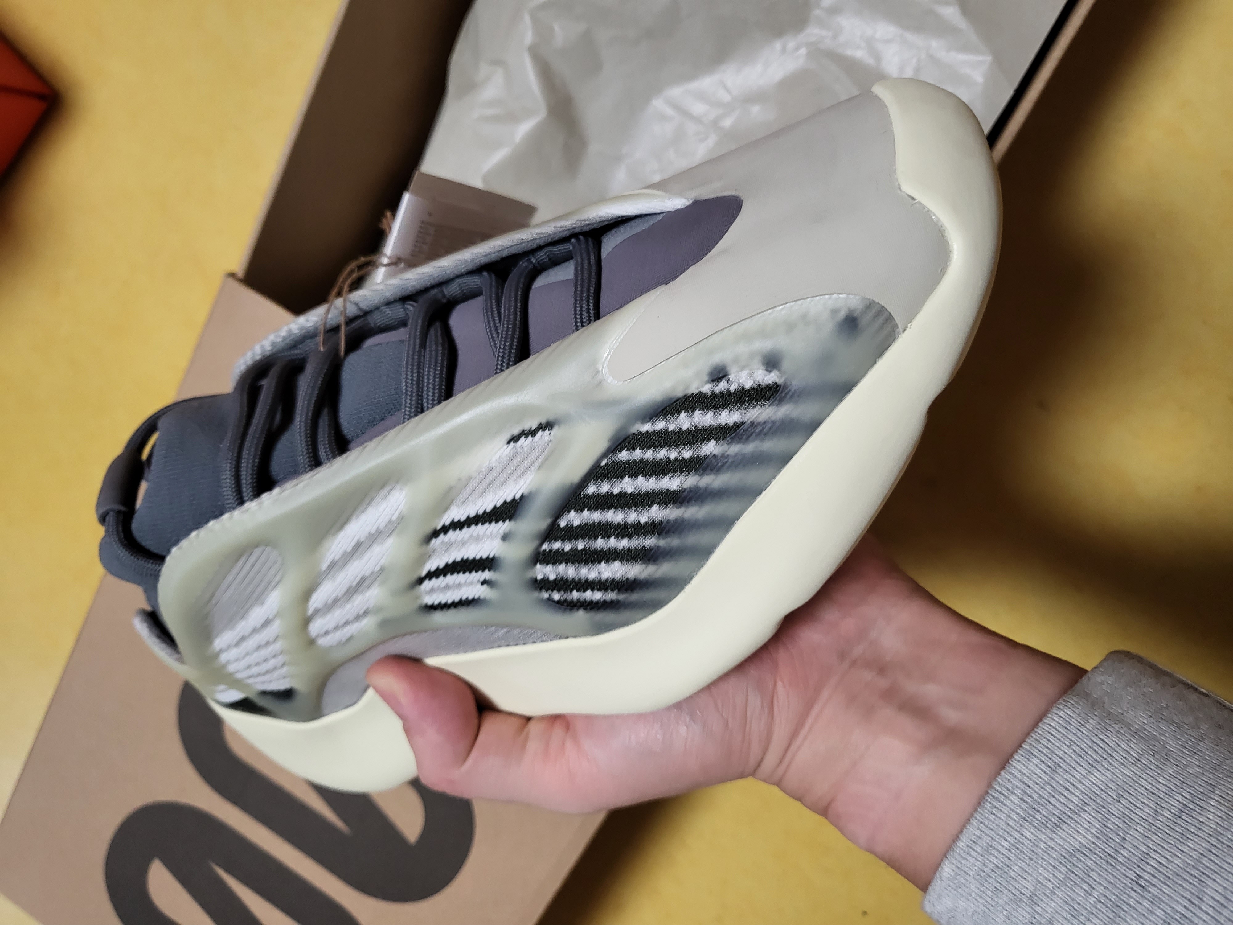 Adidas Yeezy 700 V3 Fade Salt 착용 스타일