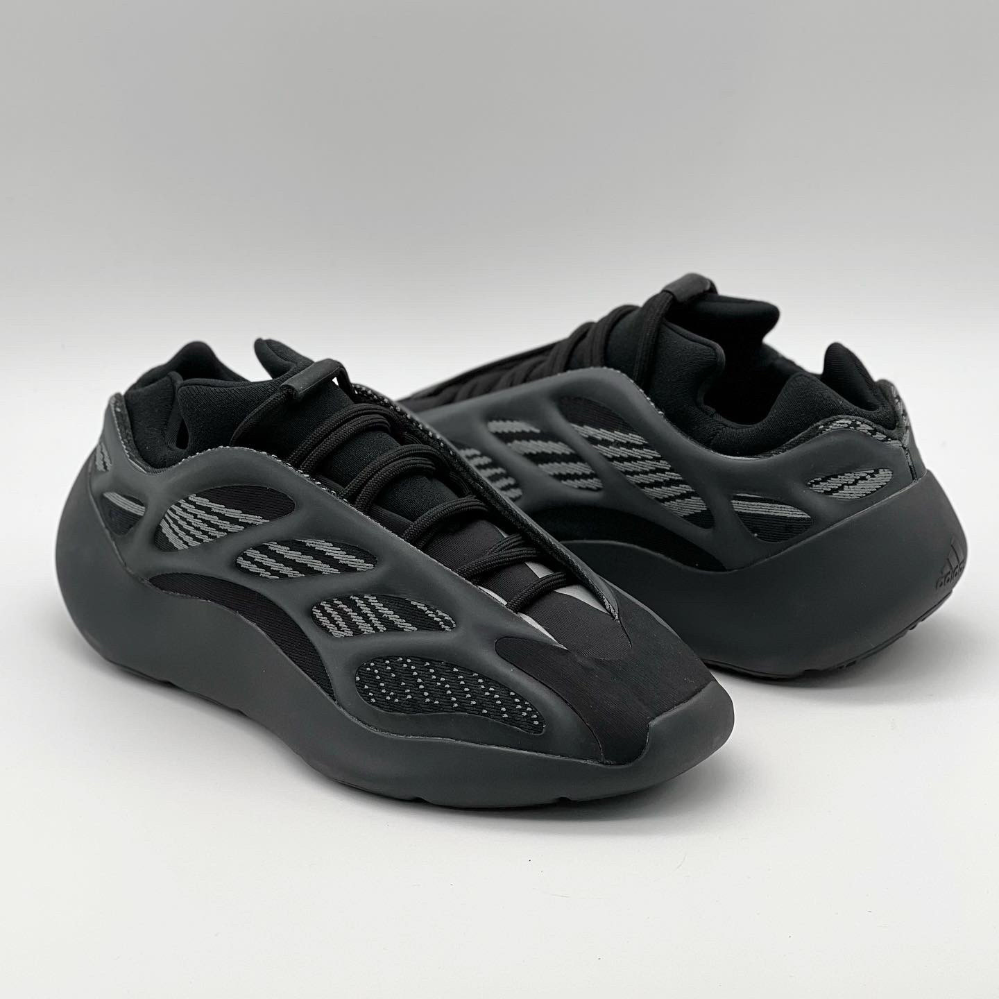 Adidas Yeezy 700 V3 Dark Glow 착용 스타일 - 2