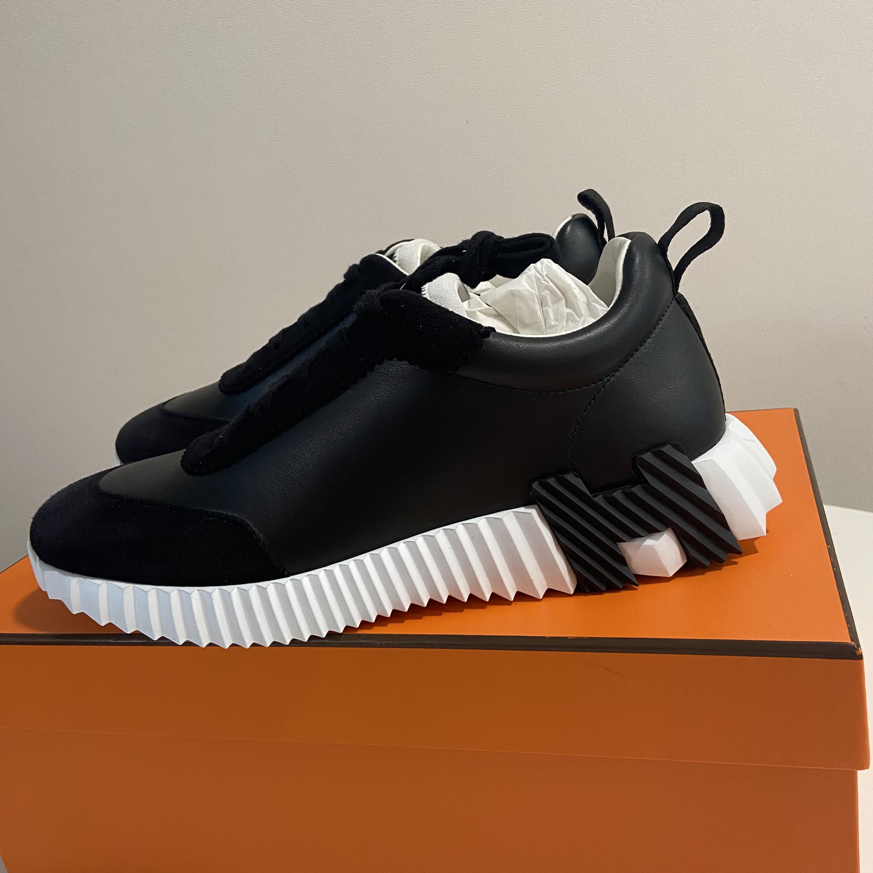 Hermes Bouncing Sneakers Calfskin Suede Goatskin & Noir 착용 스타일 - 1