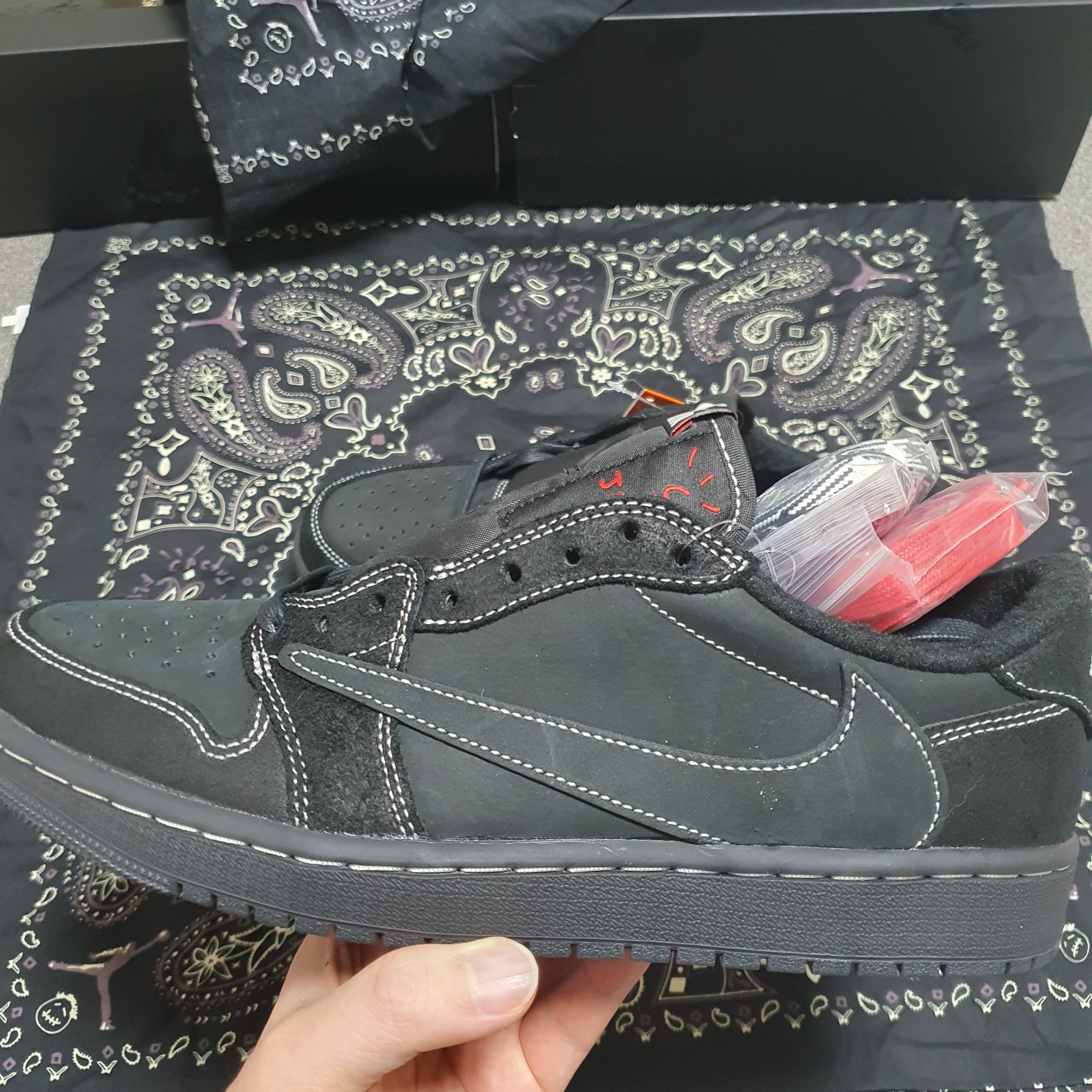 Jordan 1 x Travis Scott Retro Low OG SP Black Phantom 착용 스타일 - 1