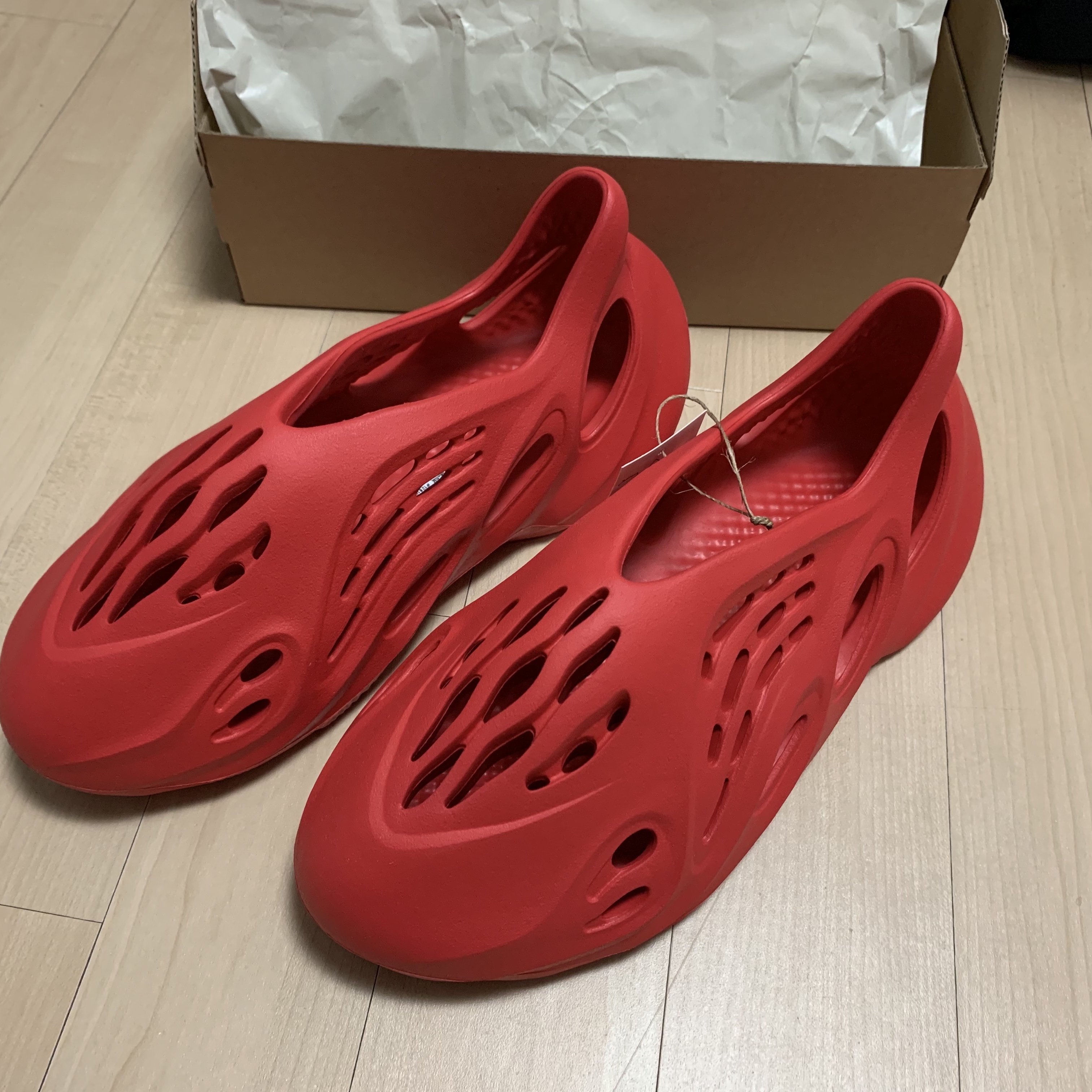 Adidas Yeezy Foam RNNR Vermilion 착용 스타일