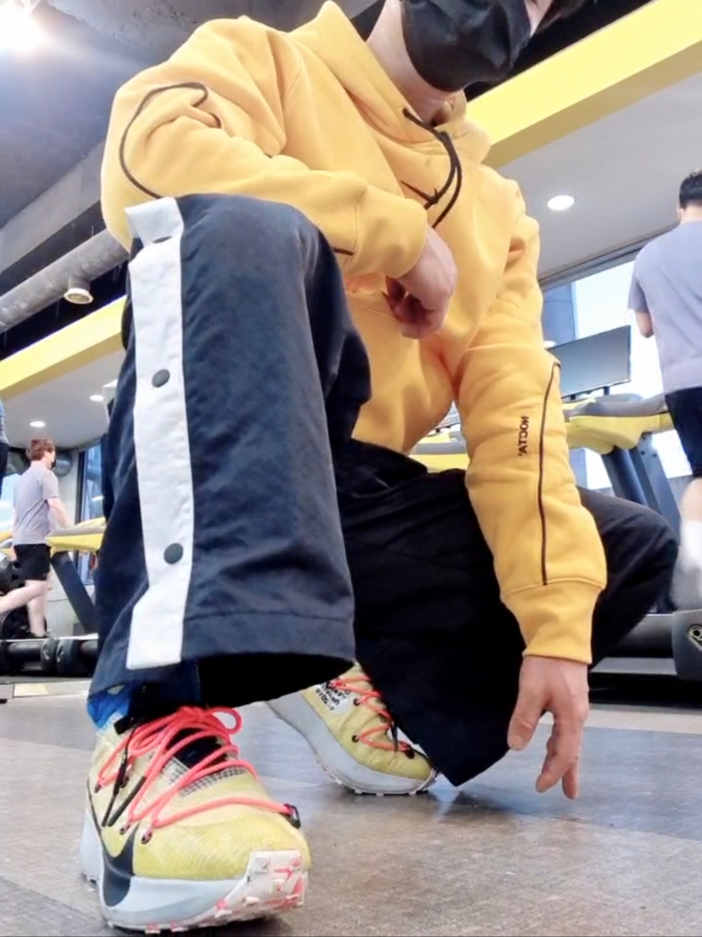 Nike x Drake Nocta Essential Track Jacket - US/EU, Nike x Drake Nocta Essential Hoodie University Gold - Asia 착용 스타일 - 3
