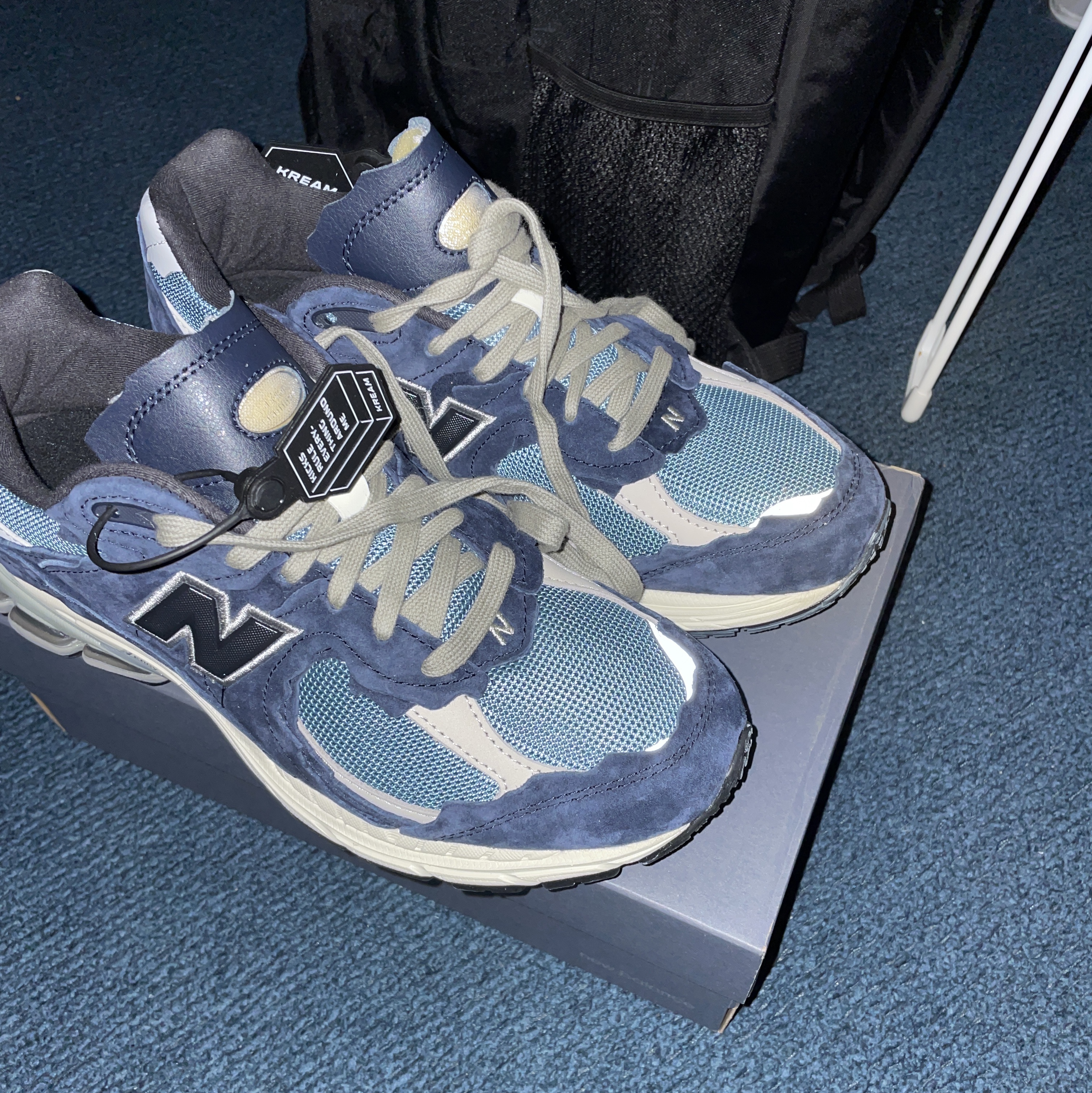 New Balance 2002R Protection Pack Dark Navy 착용 스타일 - 2