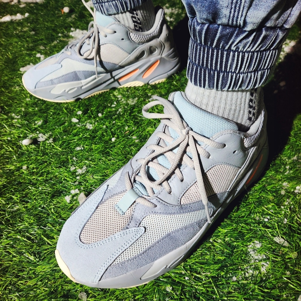 Adidas Yeezy Boost 700 Inertia 착용 스타일 - 5