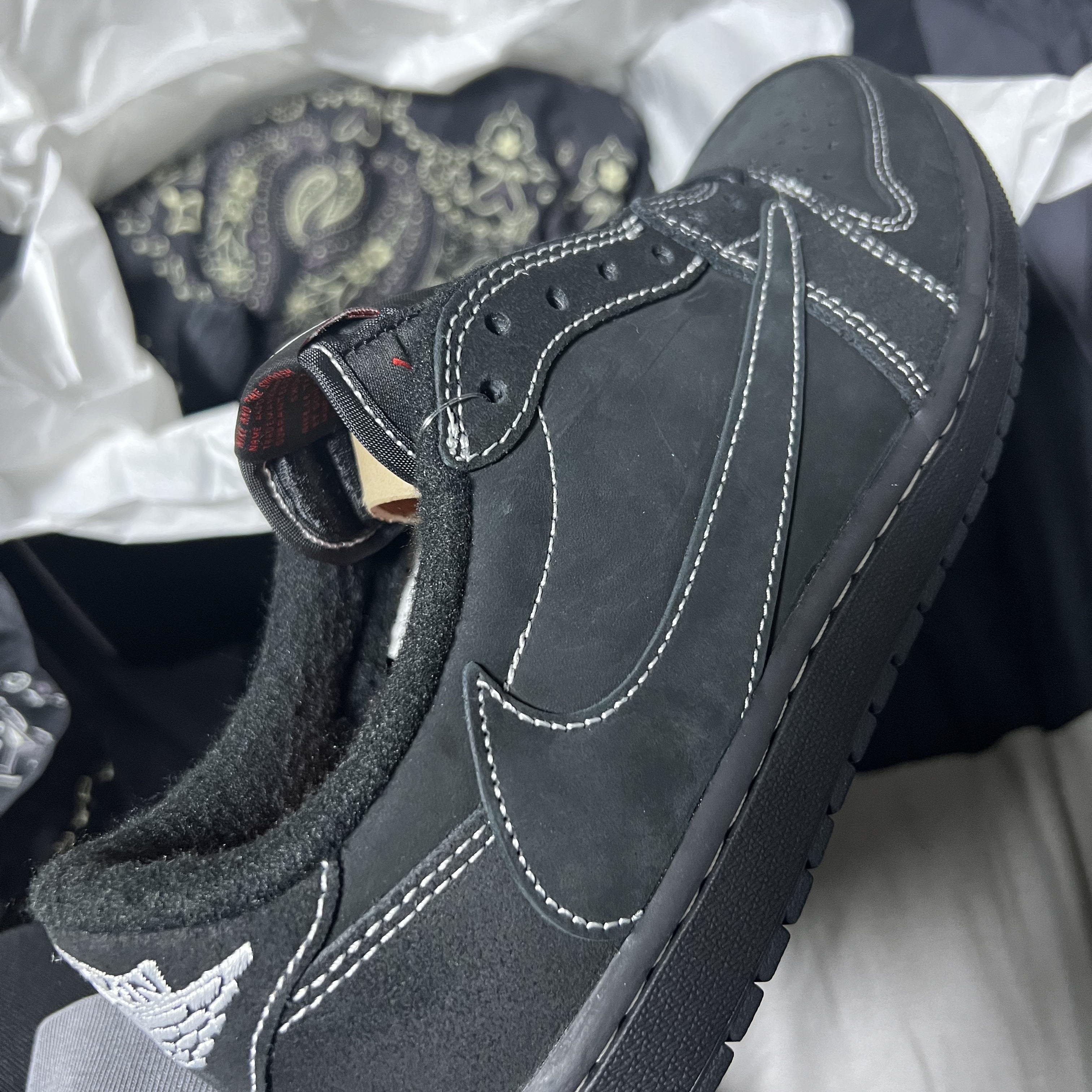 Jordan 1 x Travis Scott Retro Low OG SP Black Phantom 착용 스타일 - 3