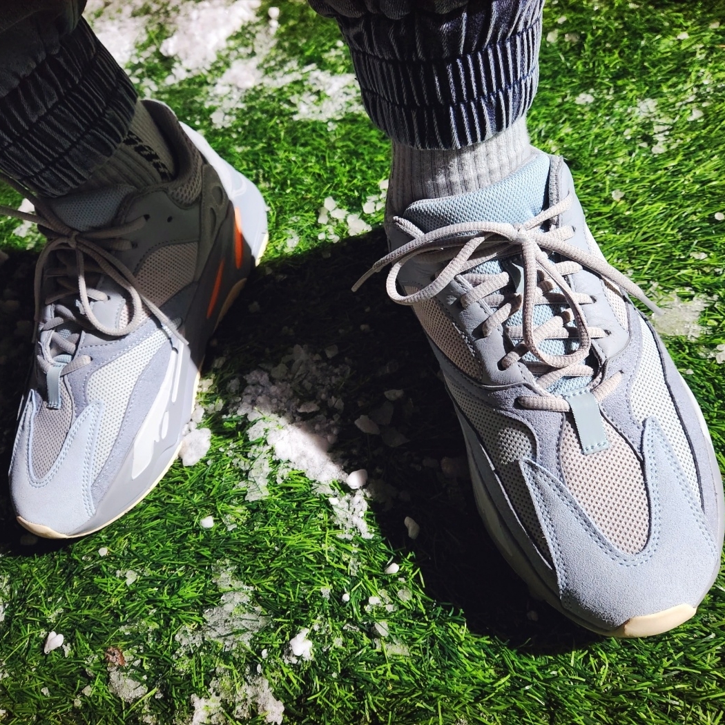 Adidas Yeezy Boost 700 Inertia 착용 스타일 - 4