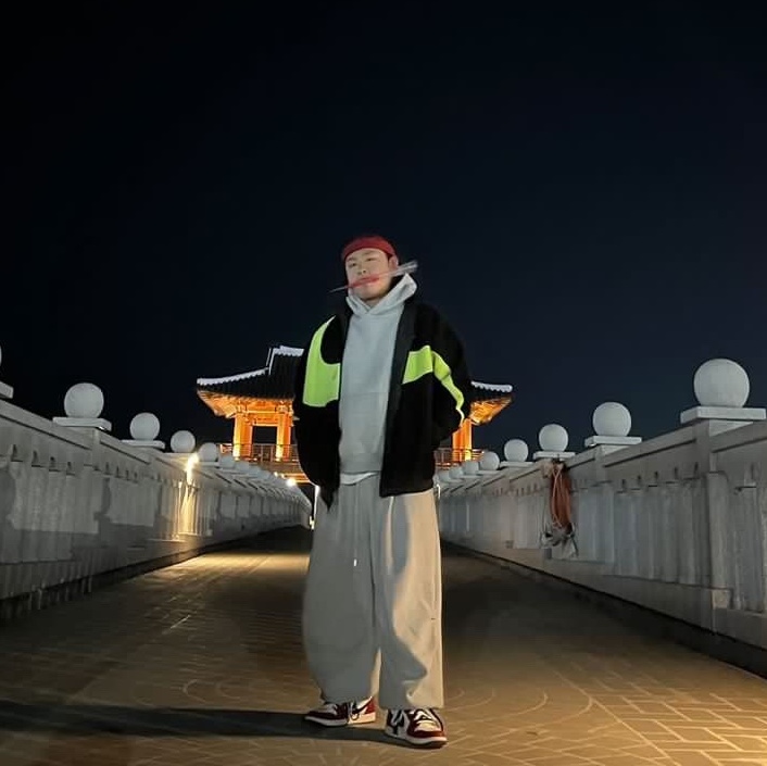 Jordan 1 Retro High OG Chicago 2022, Nike Big Swoosh Full Zip Jacket Black Volt 착용 스타일 - 3
