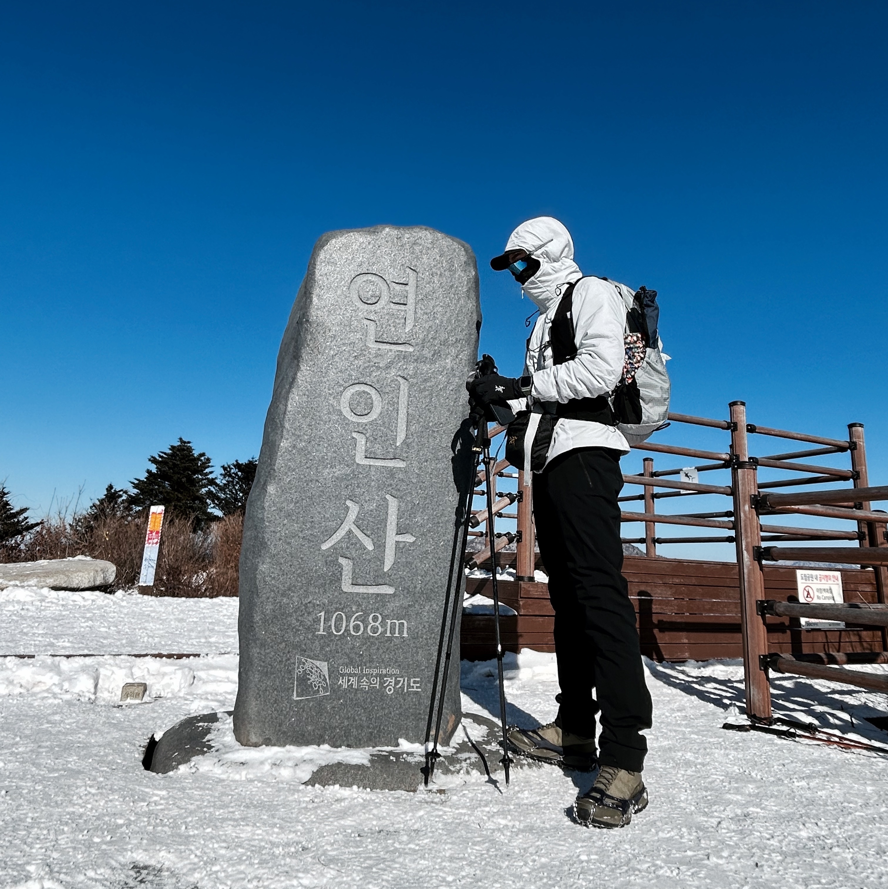 Arc'teryx Atom LT Hoody Solitude, Arc'teryx Mantis 2 Waistpack 24K Black 착용 스타일 - 2