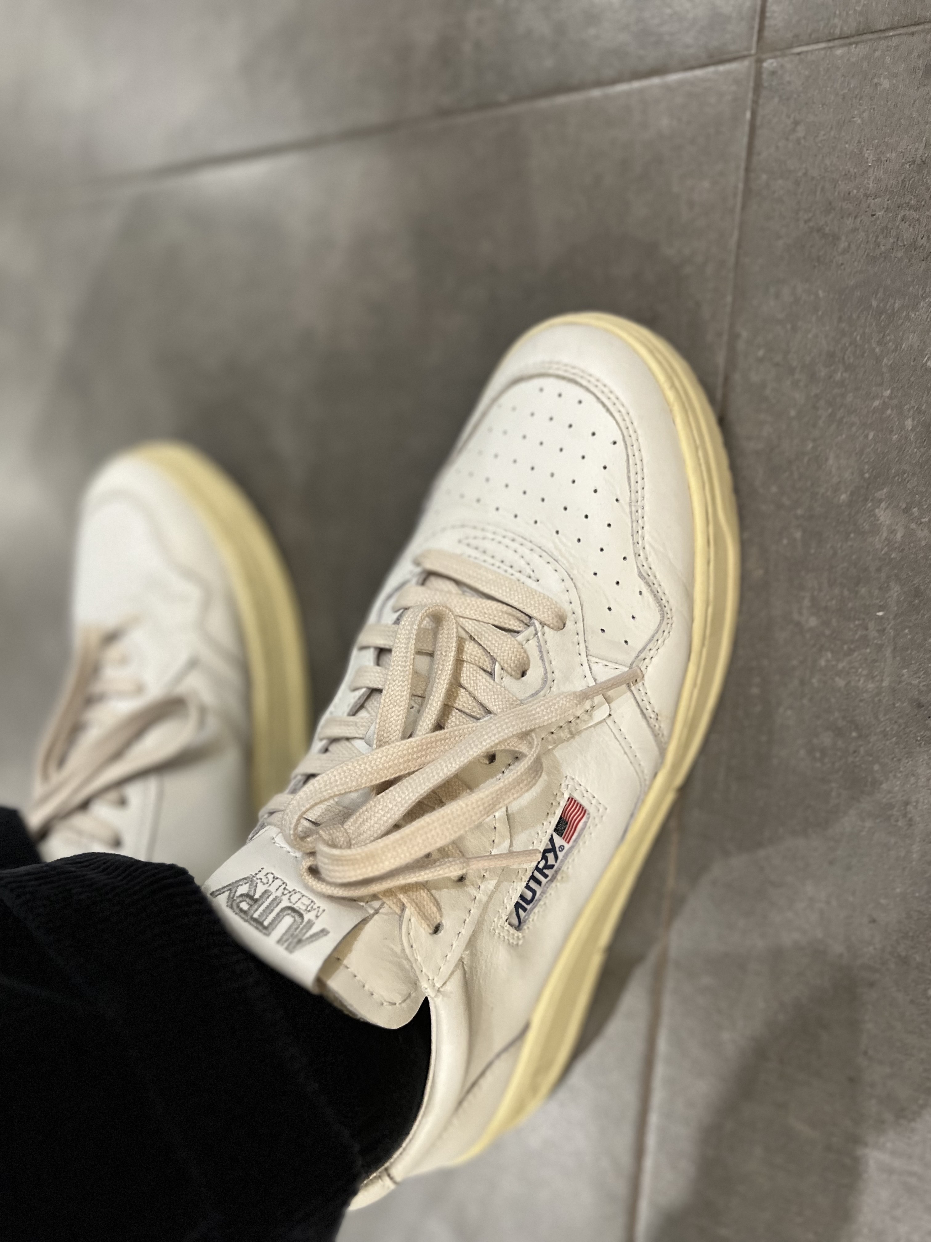 Autry Medalist Low Leather Sneakers White 착용 스타일 - 2