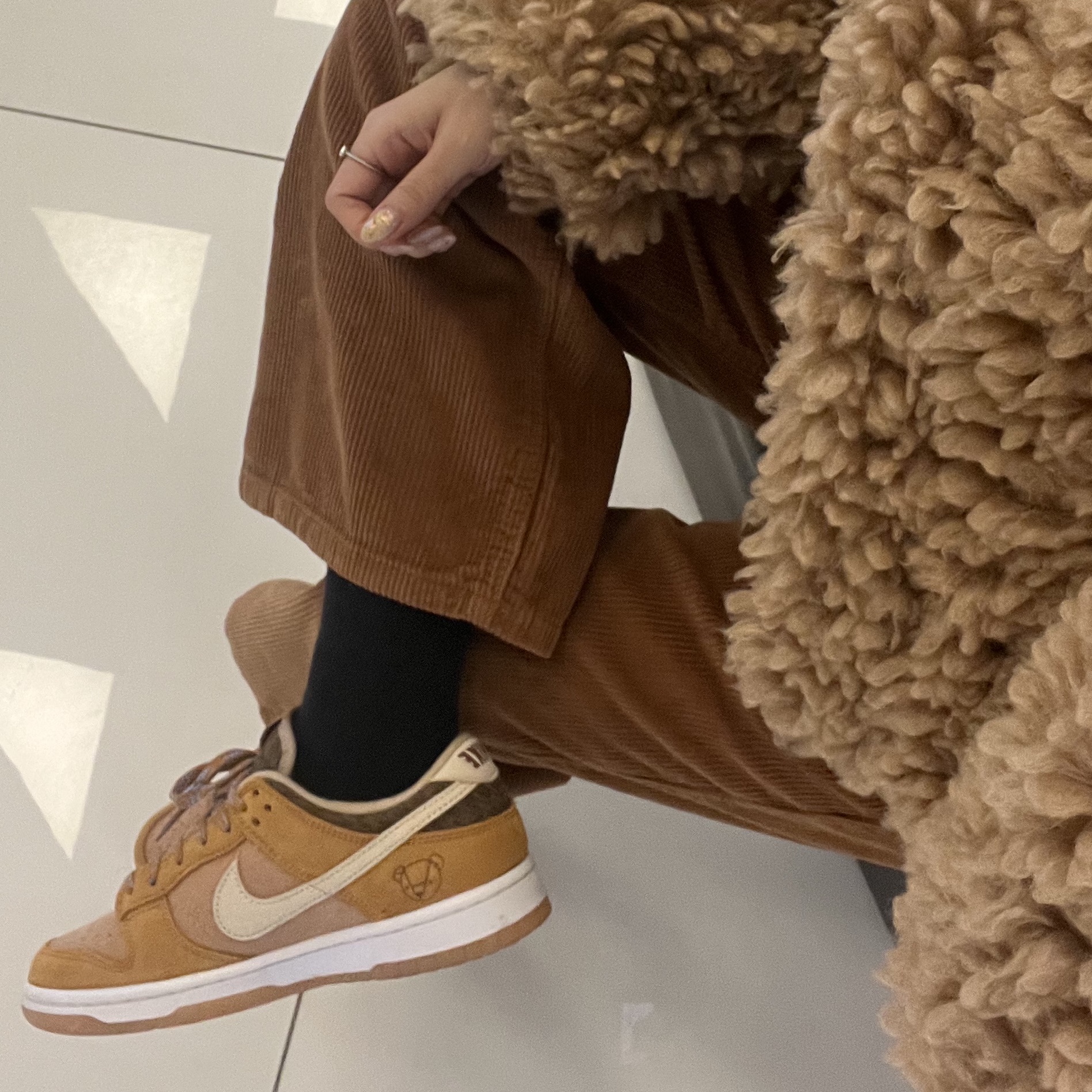 Nike Dunk Low SE Praline Desert Ochre 착용 스타일 - 3