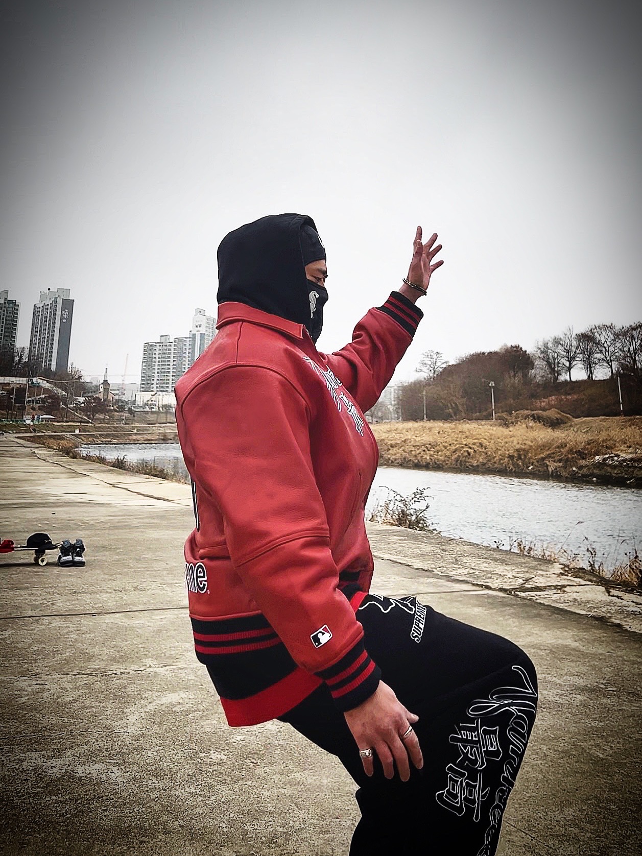 Supreme x MLB Kanji Teams Lightweight Balaclava White Sox Black - 22FW, Supreme x MLB Kanji Teams Lightweight Balaclava Yankees Red - 22FW 착용 스타일 - 2