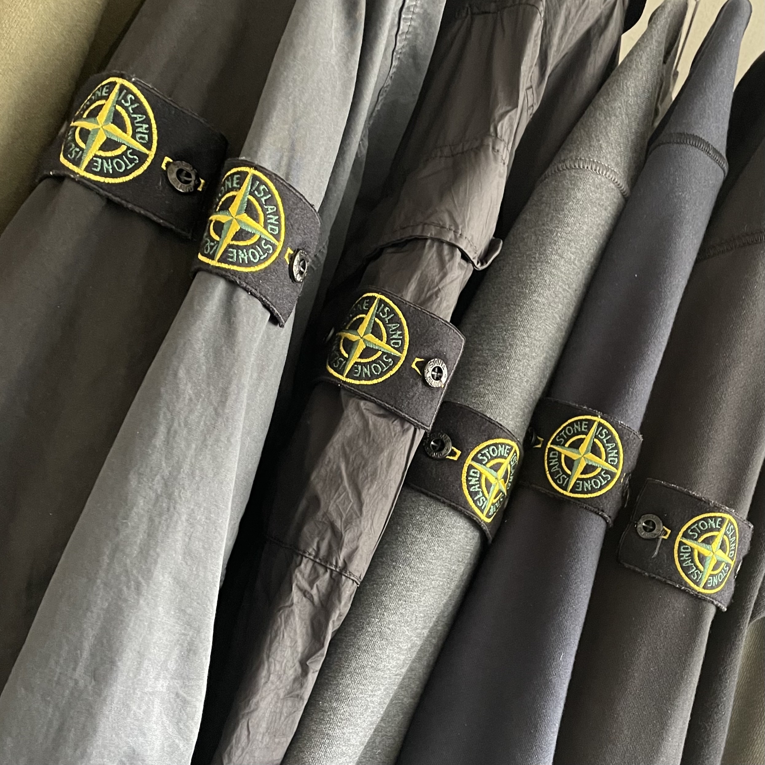 Stone Island 63051 Crewneck Sweatshirt Charcoal - 22SS, Stone Island 63051 Crewneck Sweatshirt Navy Blue - 22SS 착용 스타일