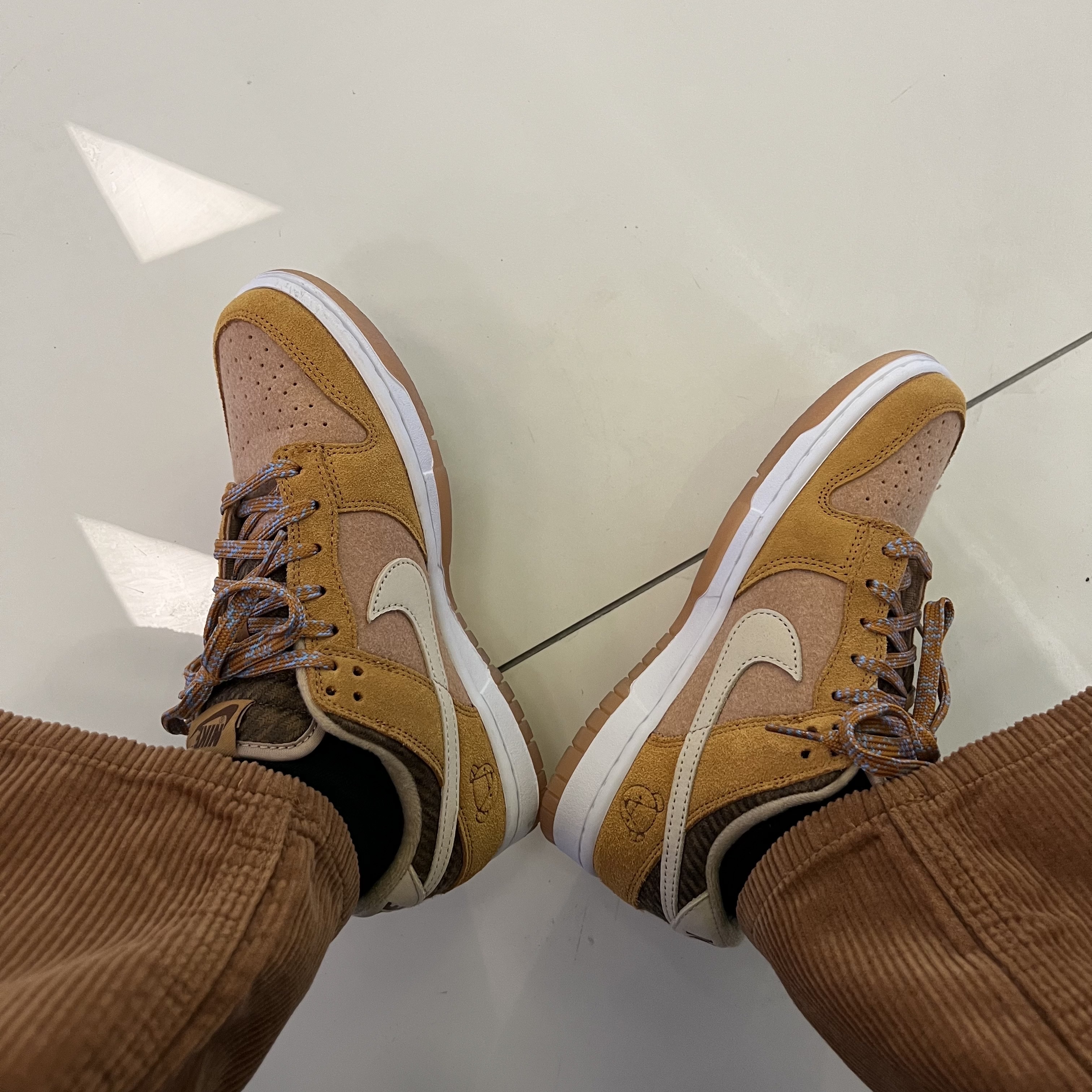 Nike Dunk Low SE Praline Desert Ochre 착용 스타일 - 1
