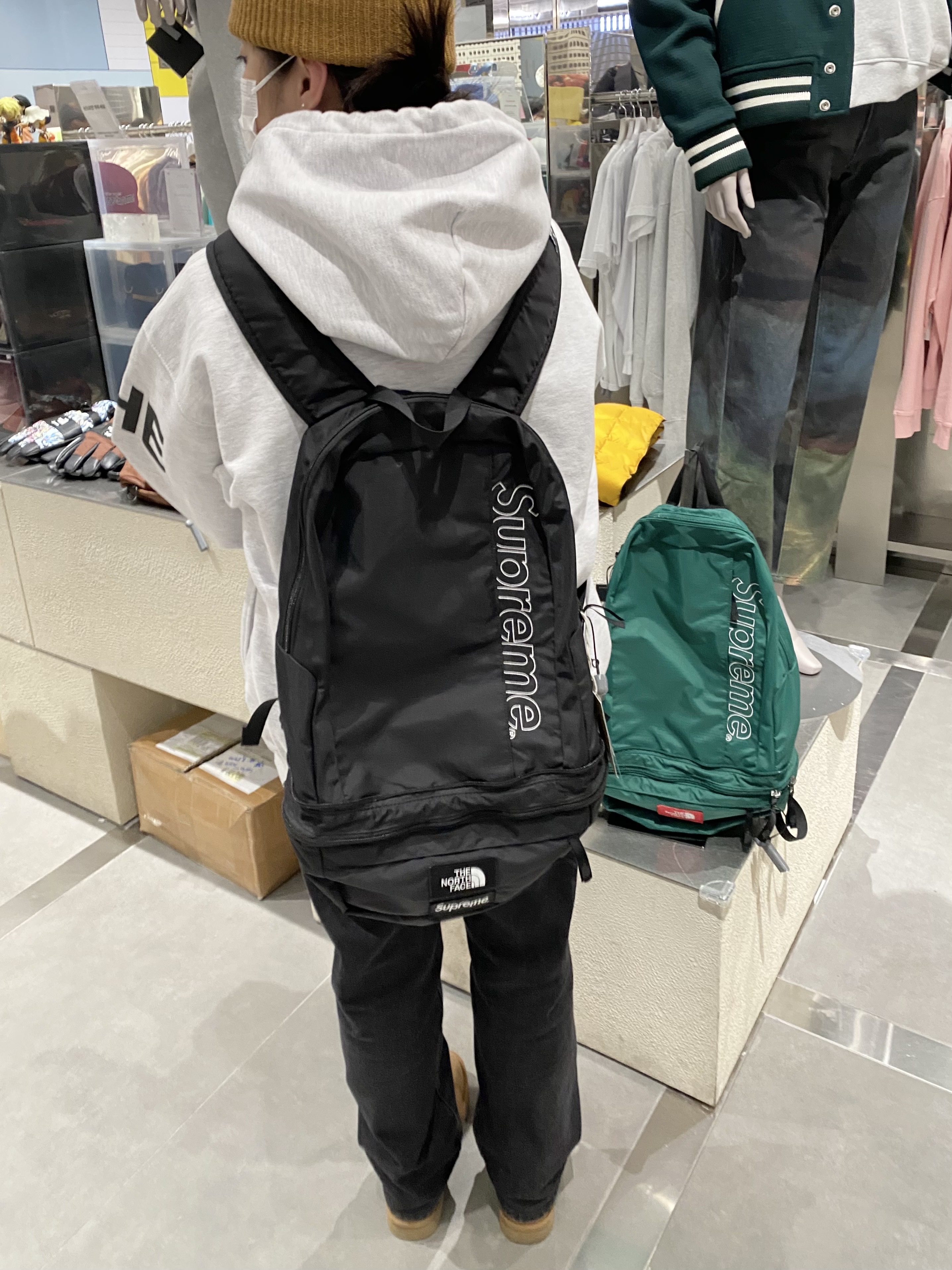 Supreme x The North Face Trekking Convertible Backpack + Waist Bag Black - 22SS, Supreme Loose Gauge Beanie Brown - 21FW 착용 스타일