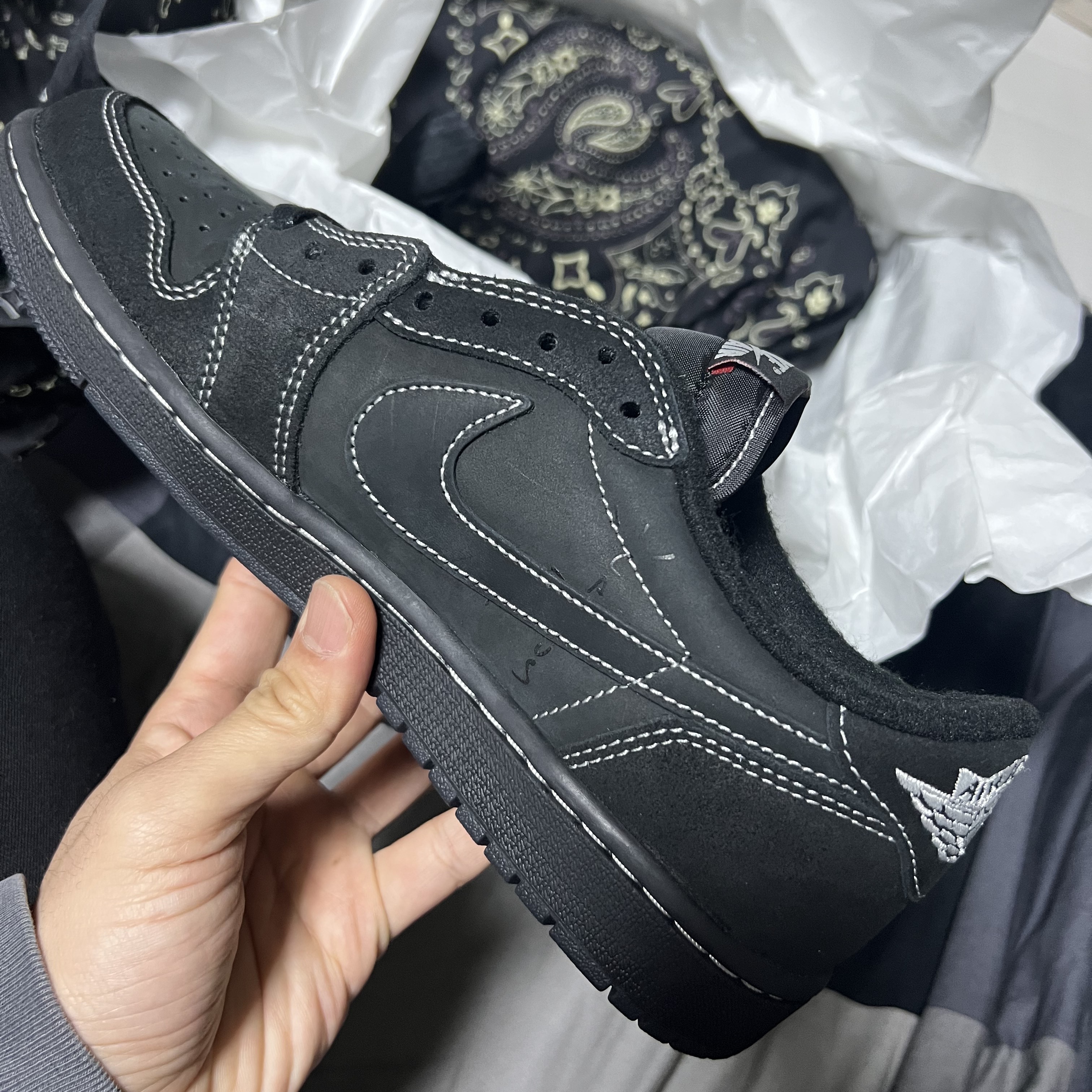 Jordan 1 x Travis Scott Retro Low OG SP Black Phantom 착용 스타일 - 4