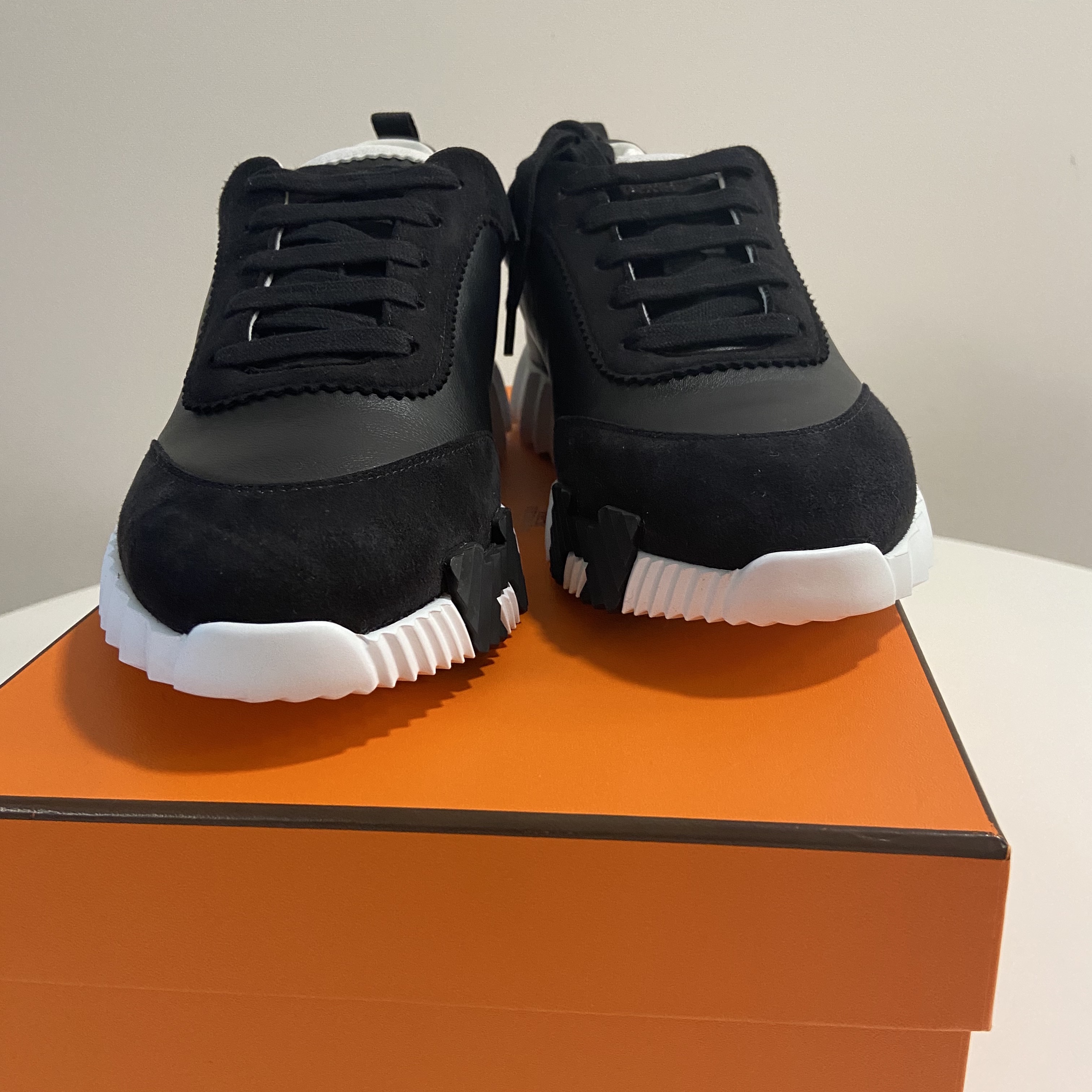 Hermes Bouncing Sneakers Calfskin Suede Goatskin & Noir 착용 스타일 - 2