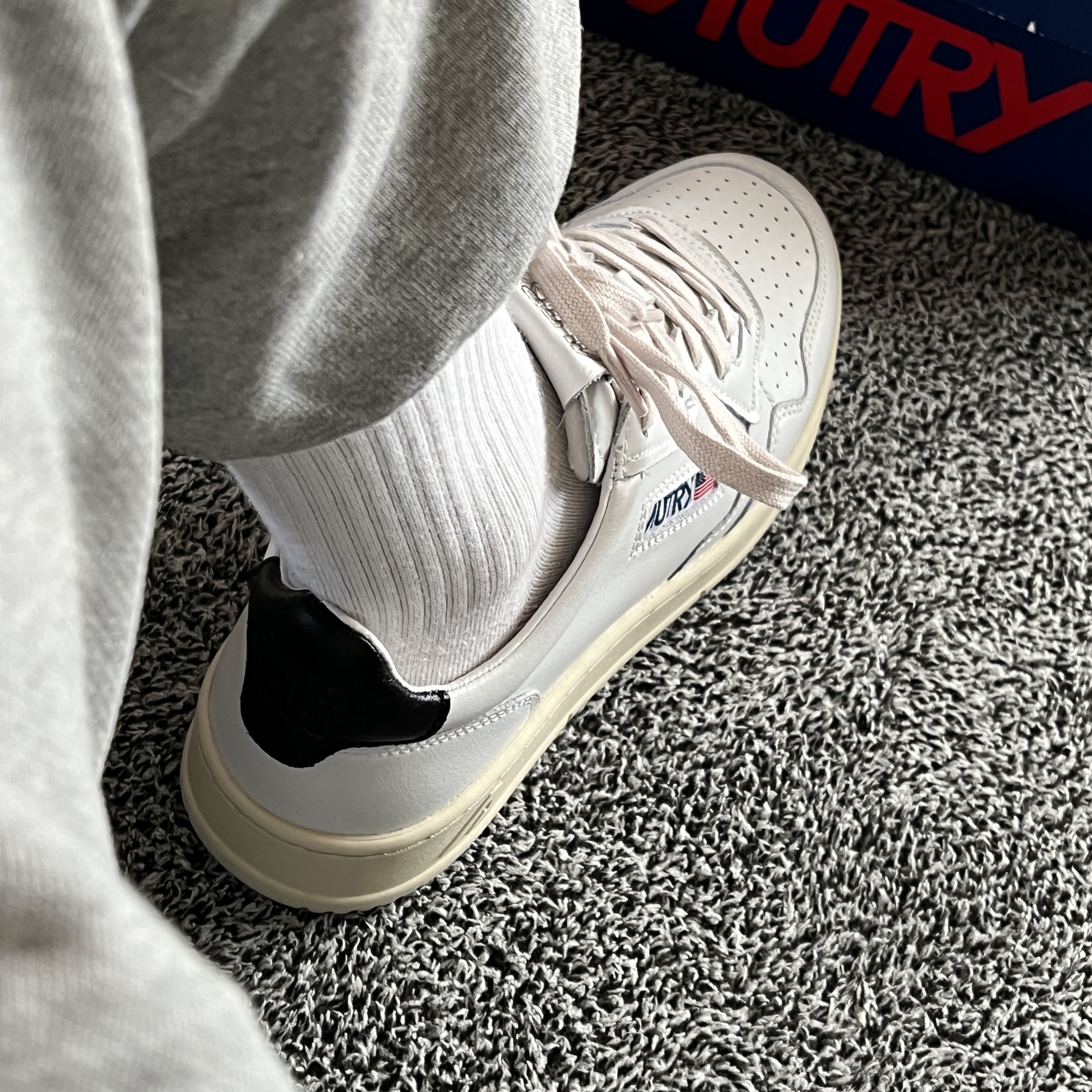 Autry Medalist Low Leather Sneakers White Black 착용 스타일 - 2