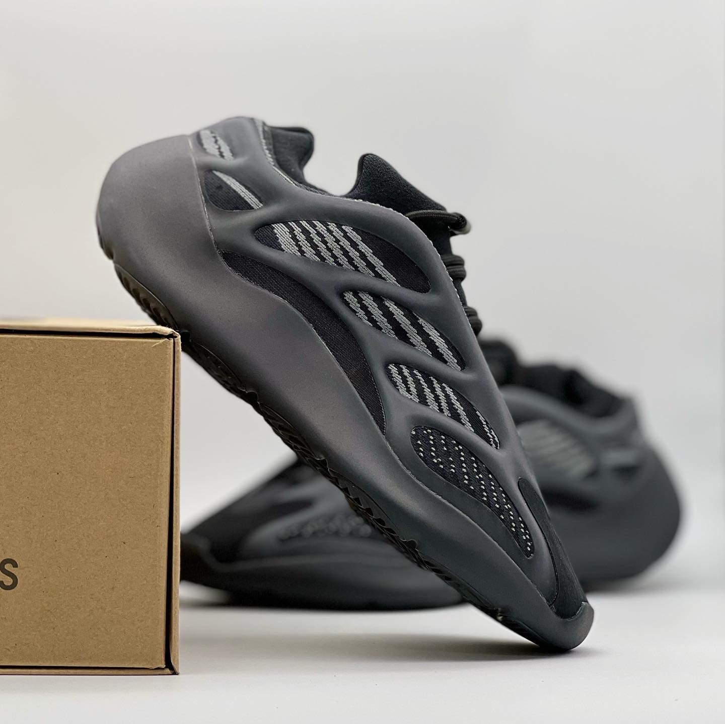 Adidas Yeezy 700 V3 Dark Glow 착용 스타일 - 4