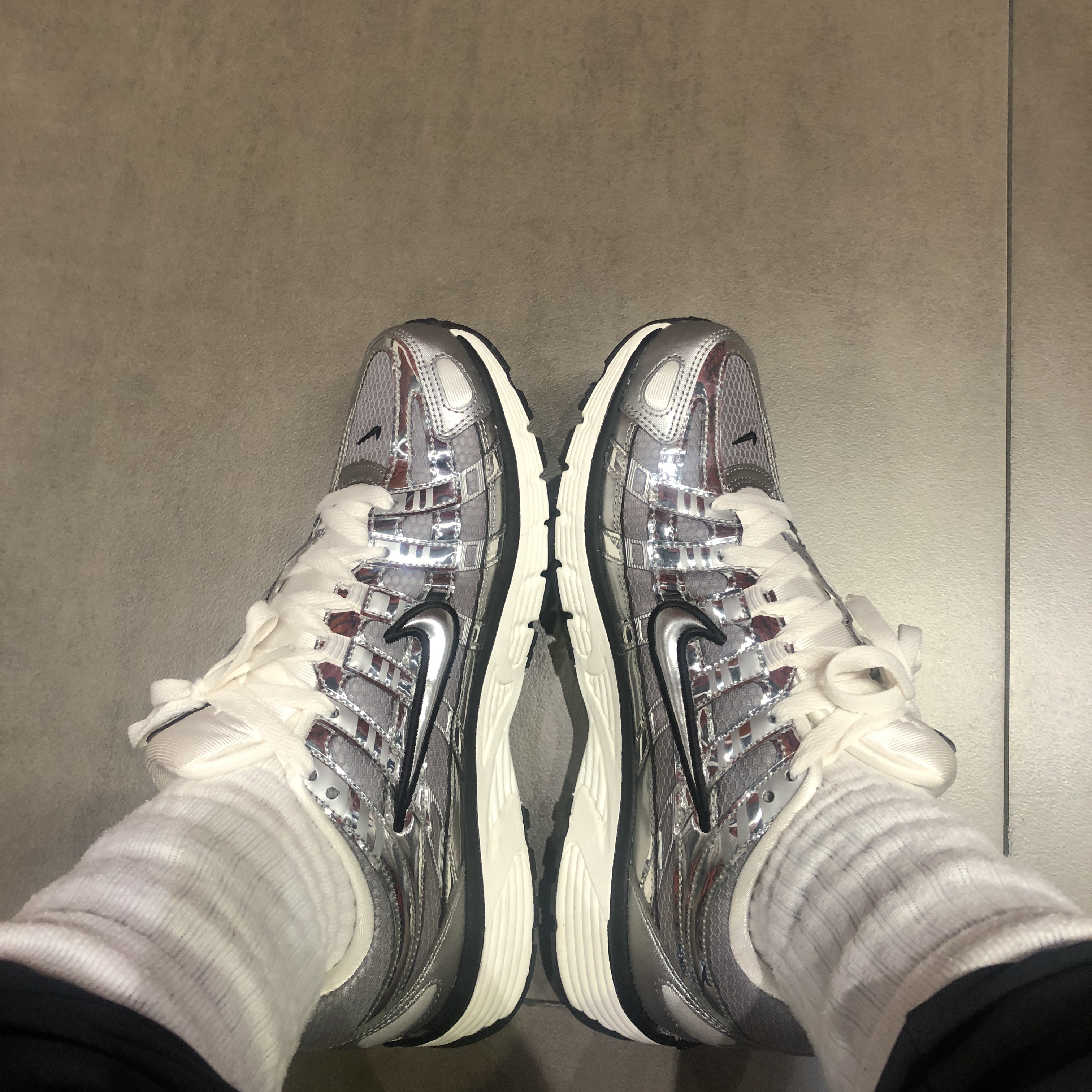 Nike P-6000 Metallic Silver 착용 스타일