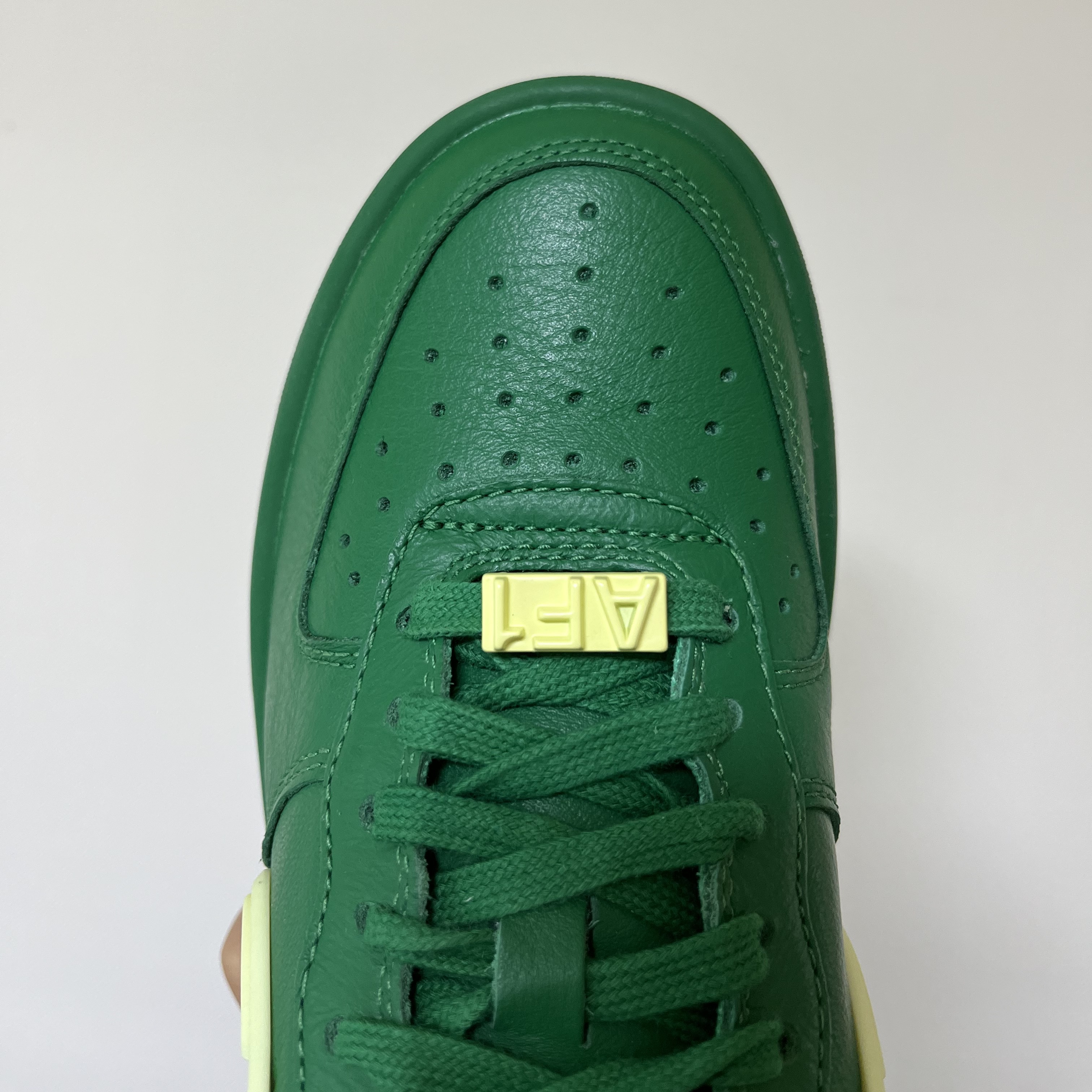 Nike x Ambush Air Force 1 Low SP Pine Green and Citron 착용 스타일 - 3