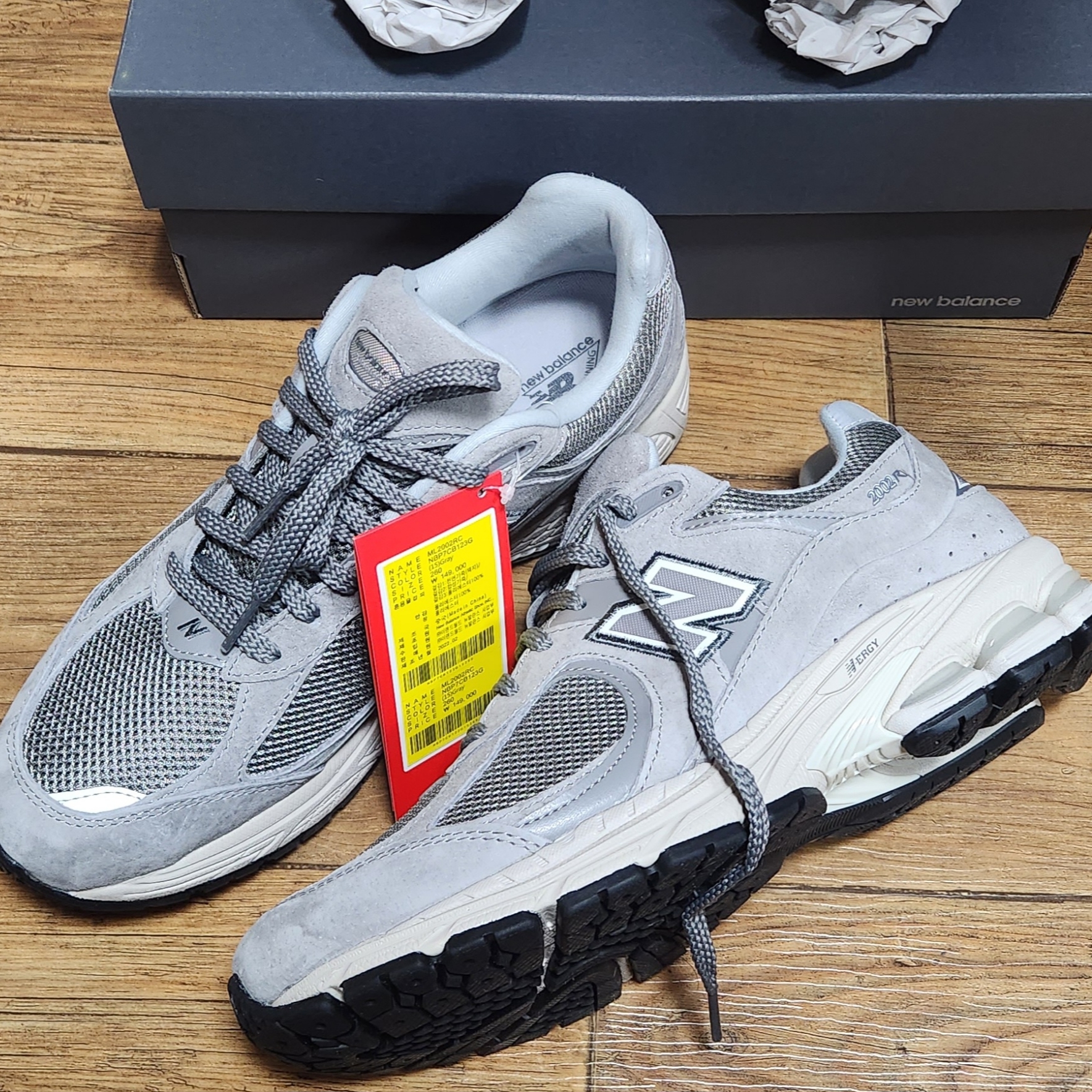 New Balance 2002R Grey 착용 스타일