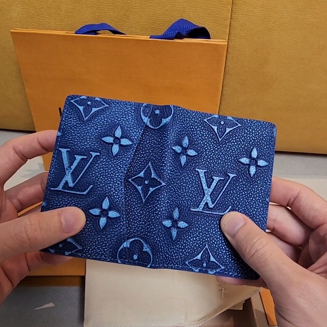 Louis Vuitton Pocket Organizer LV Faded Blue 착용 스타일