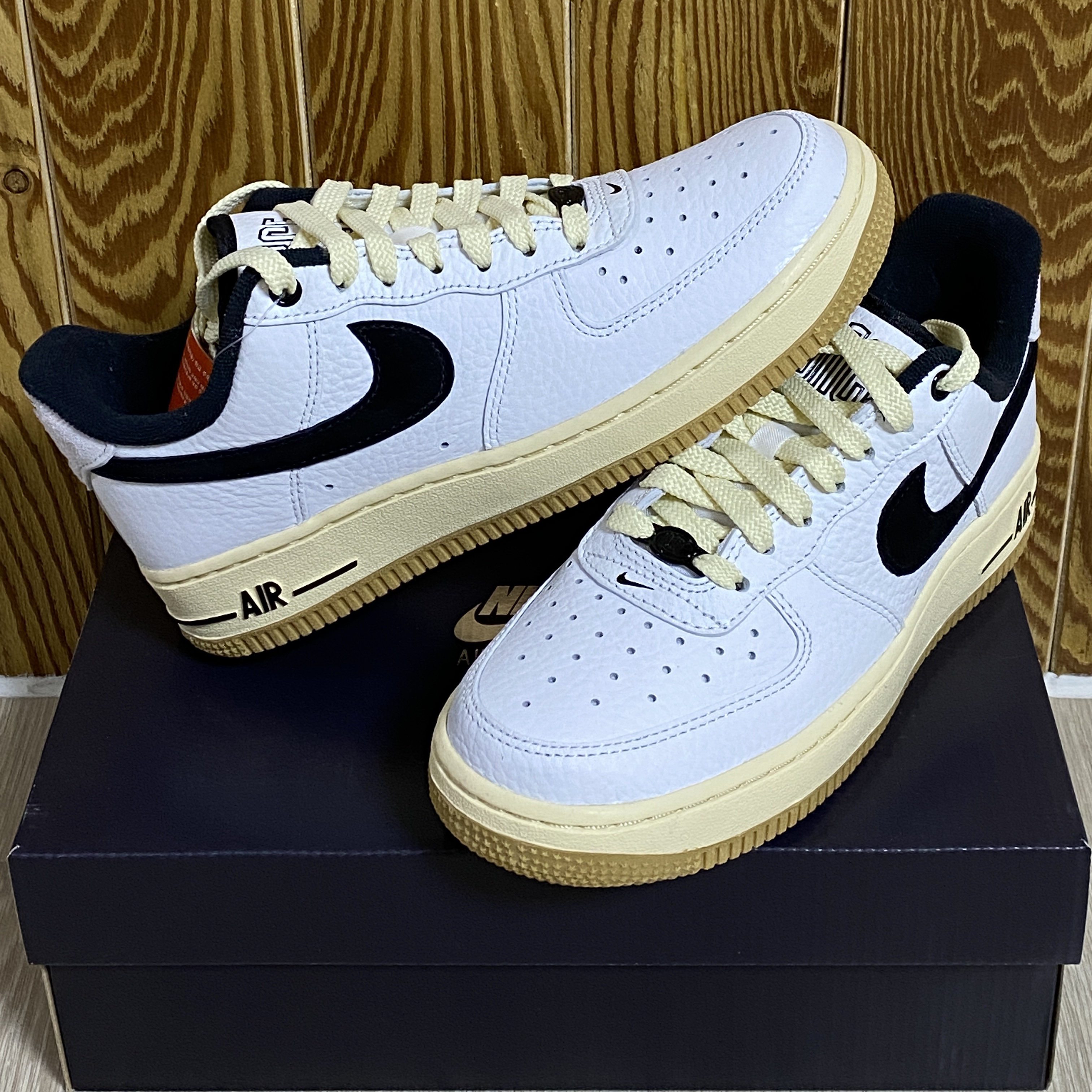 (W) Nike Air Force 1 '07 LX Black and Summit White 착용 스타일