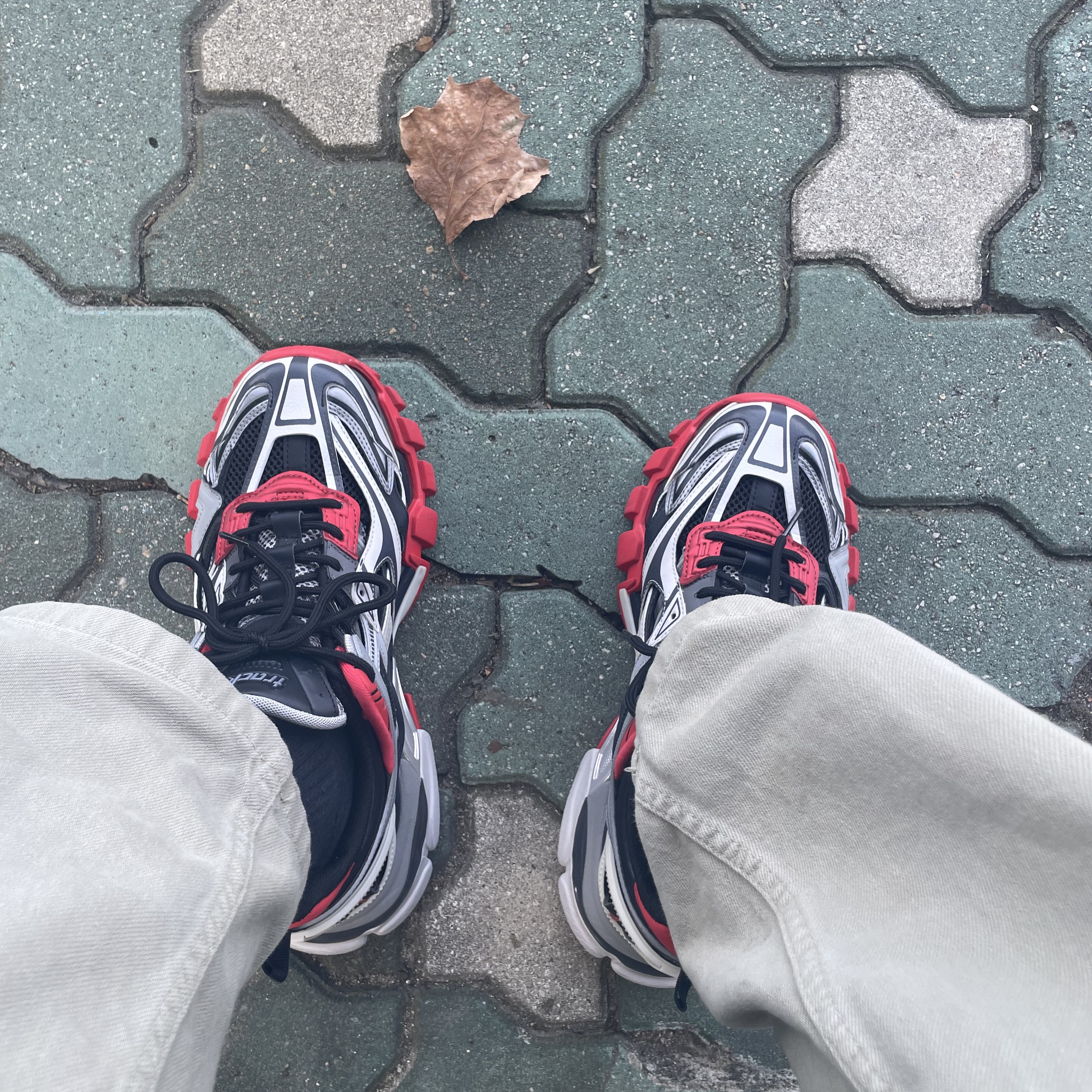 Balenciaga Track.2 Sneakers Black Grey Red 착용 스타일