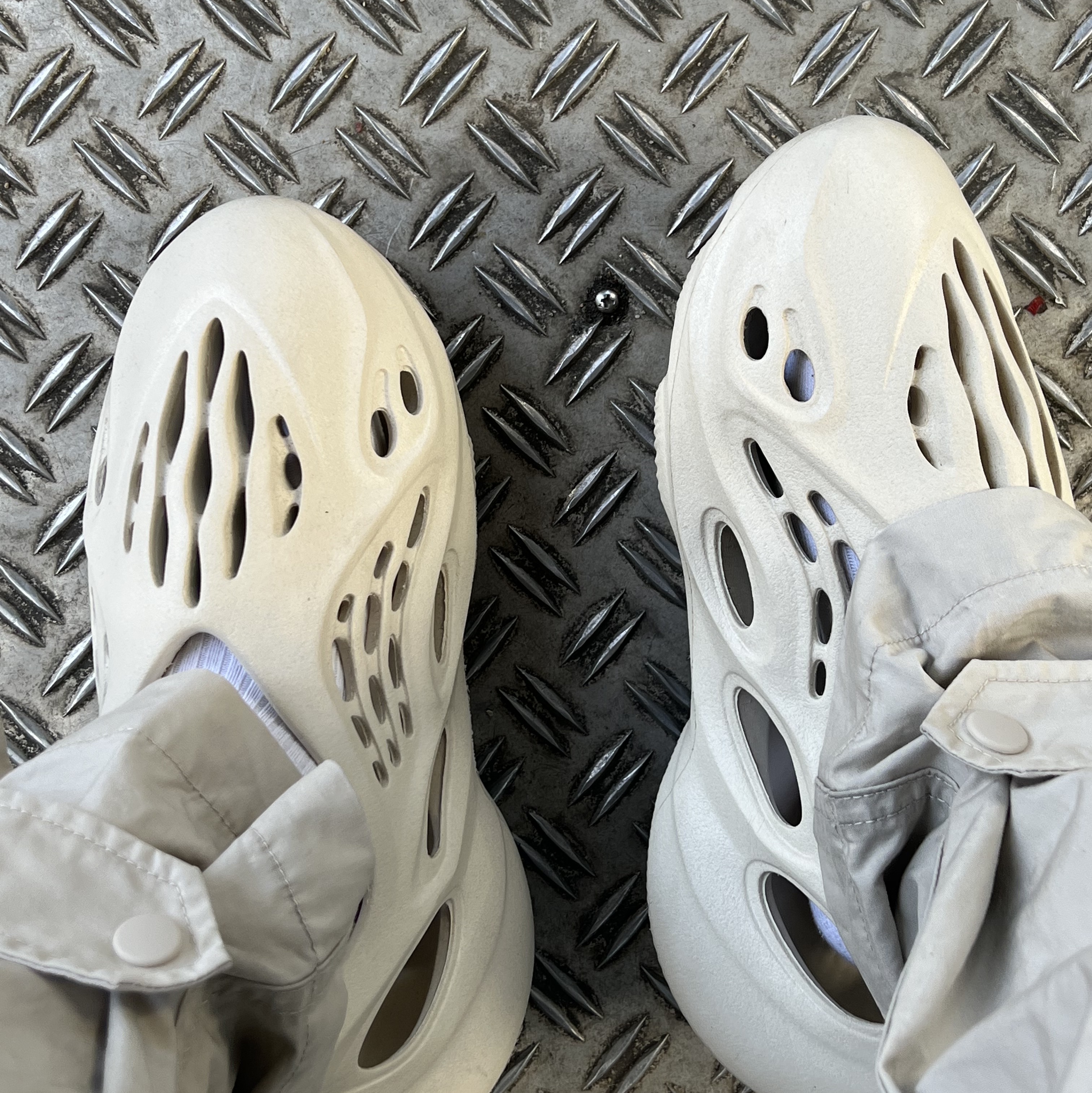 Adidas Yeezy Foam RNNR Sand 착용 스타일