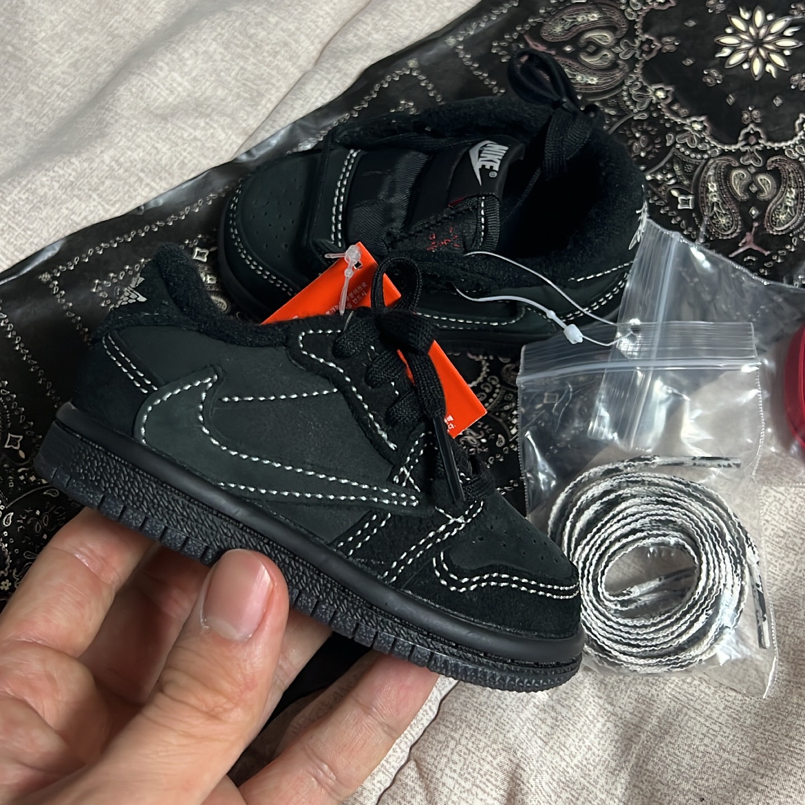 (TD) Jordan 1 x Travis Scott Retro Low OG SP Black Phantom 착용 스타일 - 1