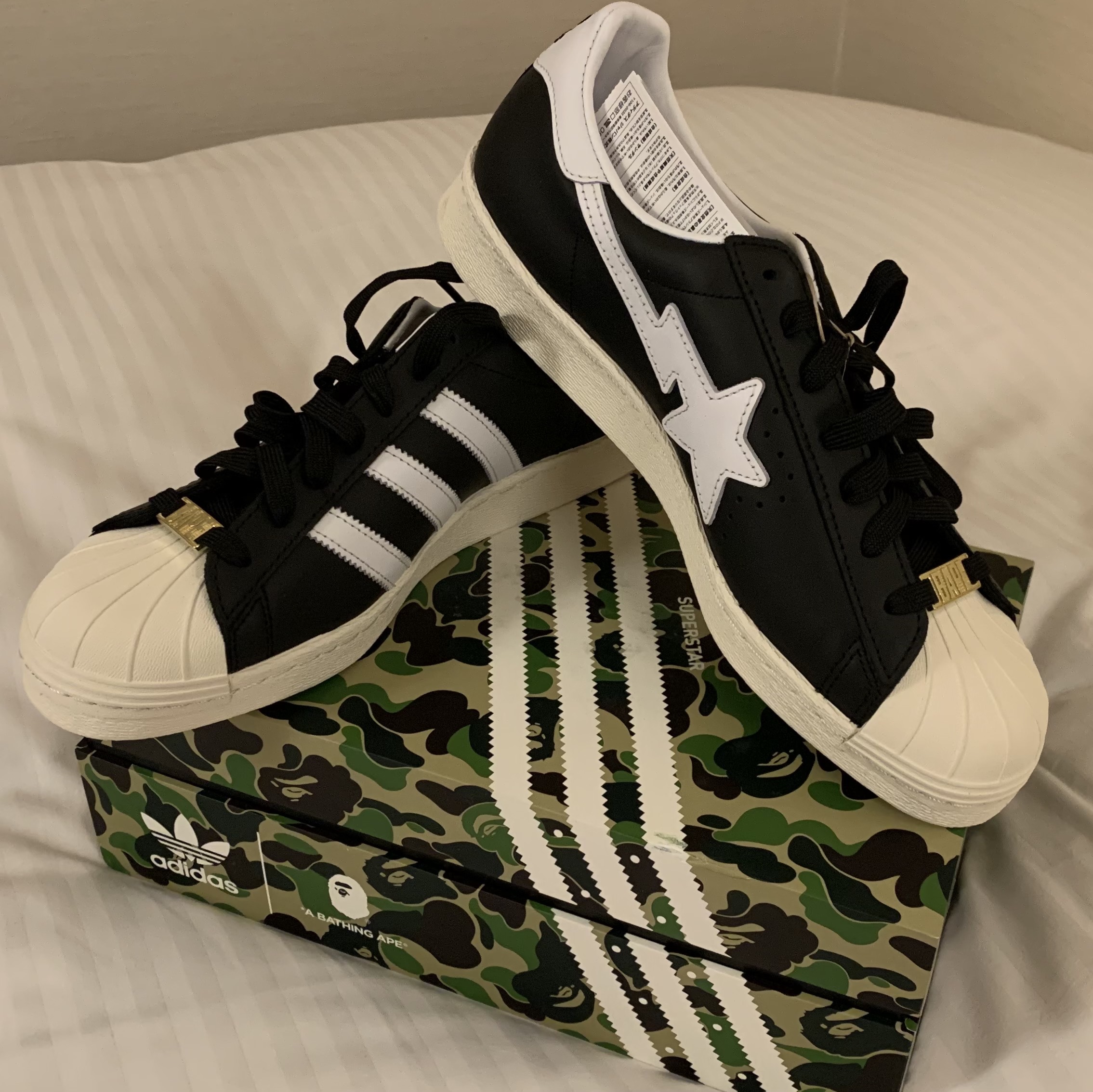 Adidas x BAPE Superstar 80s Core Black Off White, Converse x Golf Wang Chuck 70 Hi Tri-Panel 착용 스타일 - 4