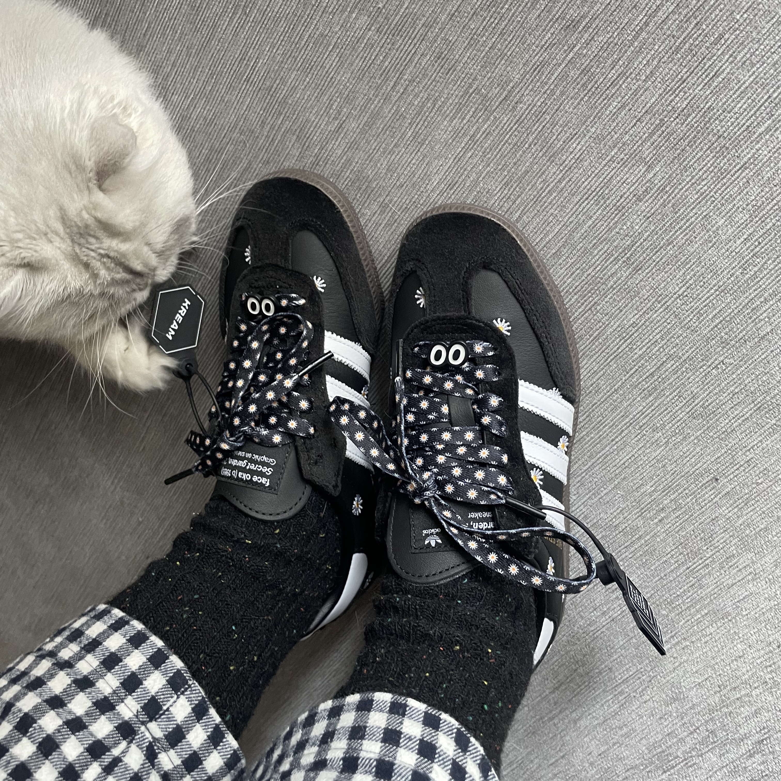 Adidas x Atmos x Face Samba OG Core Black 착용 스타일 - 3