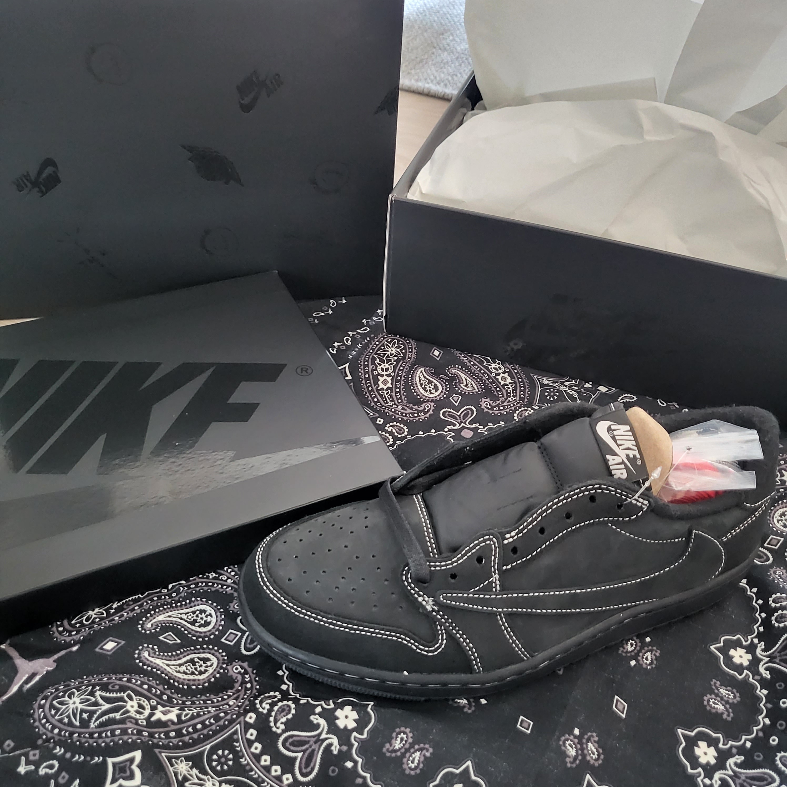 Jordan 1 x Travis Scott Retro Low OG SP Black Phantom 착용 스타일