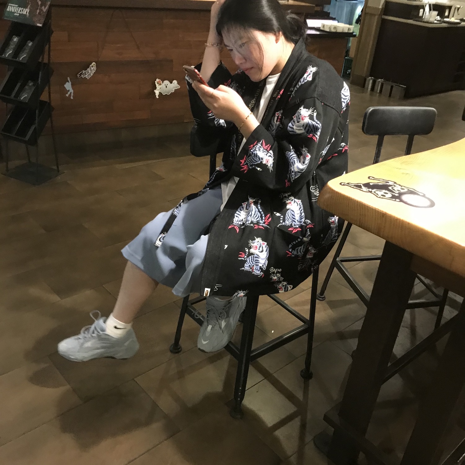 Adidas Yeezy Boost 700 V2 Hospital Blue 착용 스타일 - 4