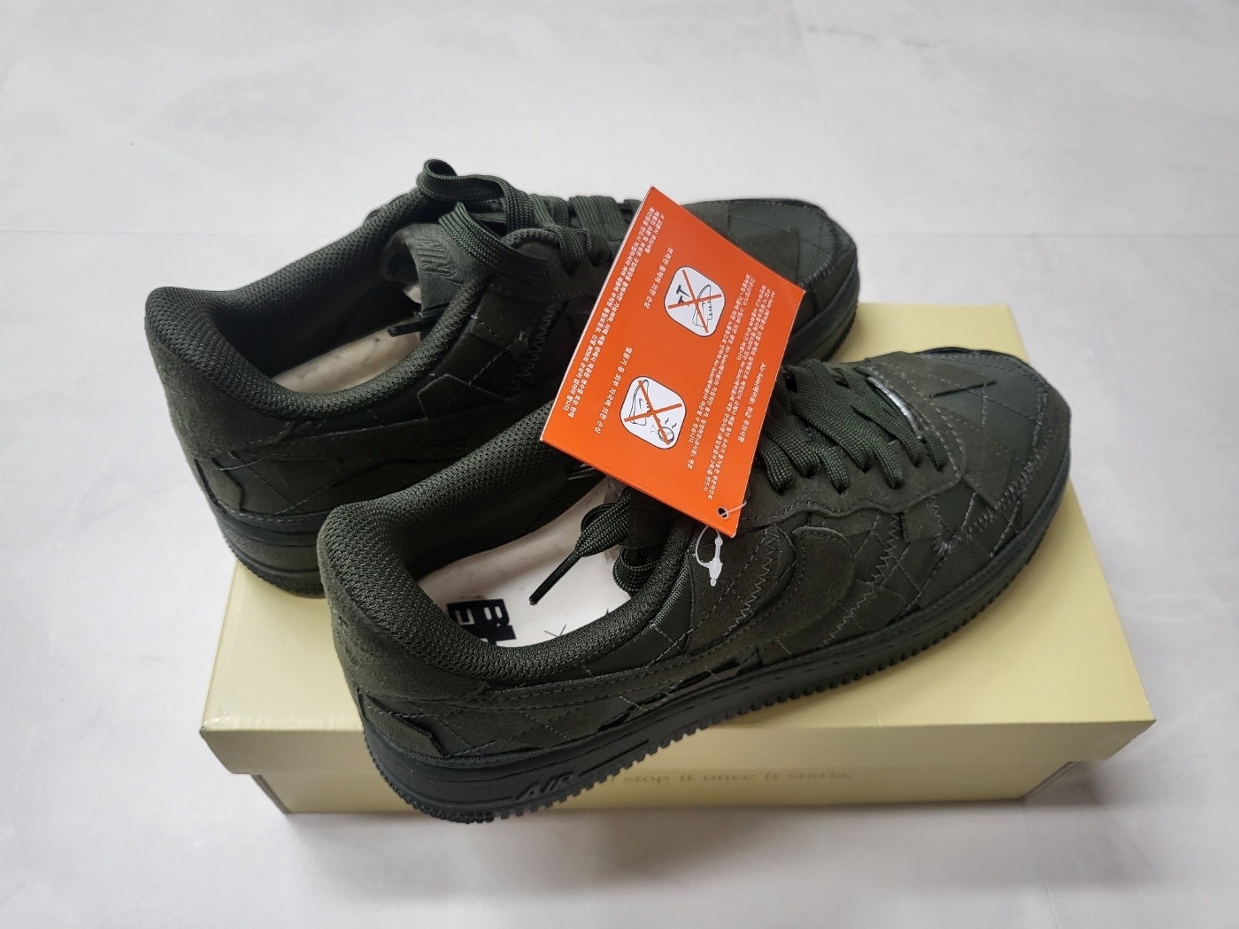 Nike x Billie Eilish Air Force 1 Low '07 SP Sequoia 착용 스타일 - 1