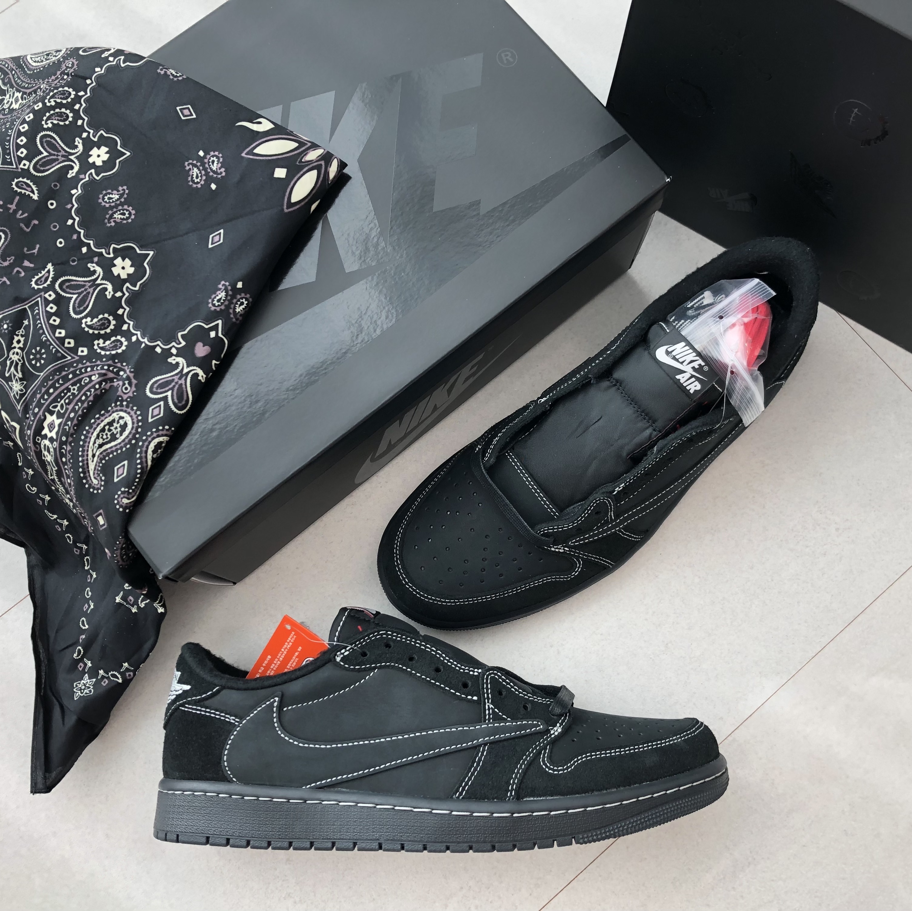 Jordan 1 x Travis Scott Retro Low OG SP Black Phantom 착용 스타일 - 1
