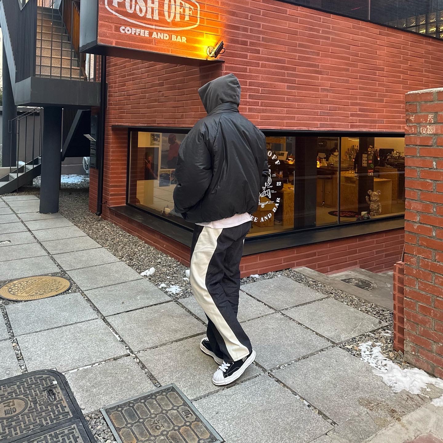 Maison Mihara Yasuhiro Blakey OG Sole Canvas Low-top Sneakers Black White, Yeezy Gap Round Jacket Black 착용 스타일 - 3