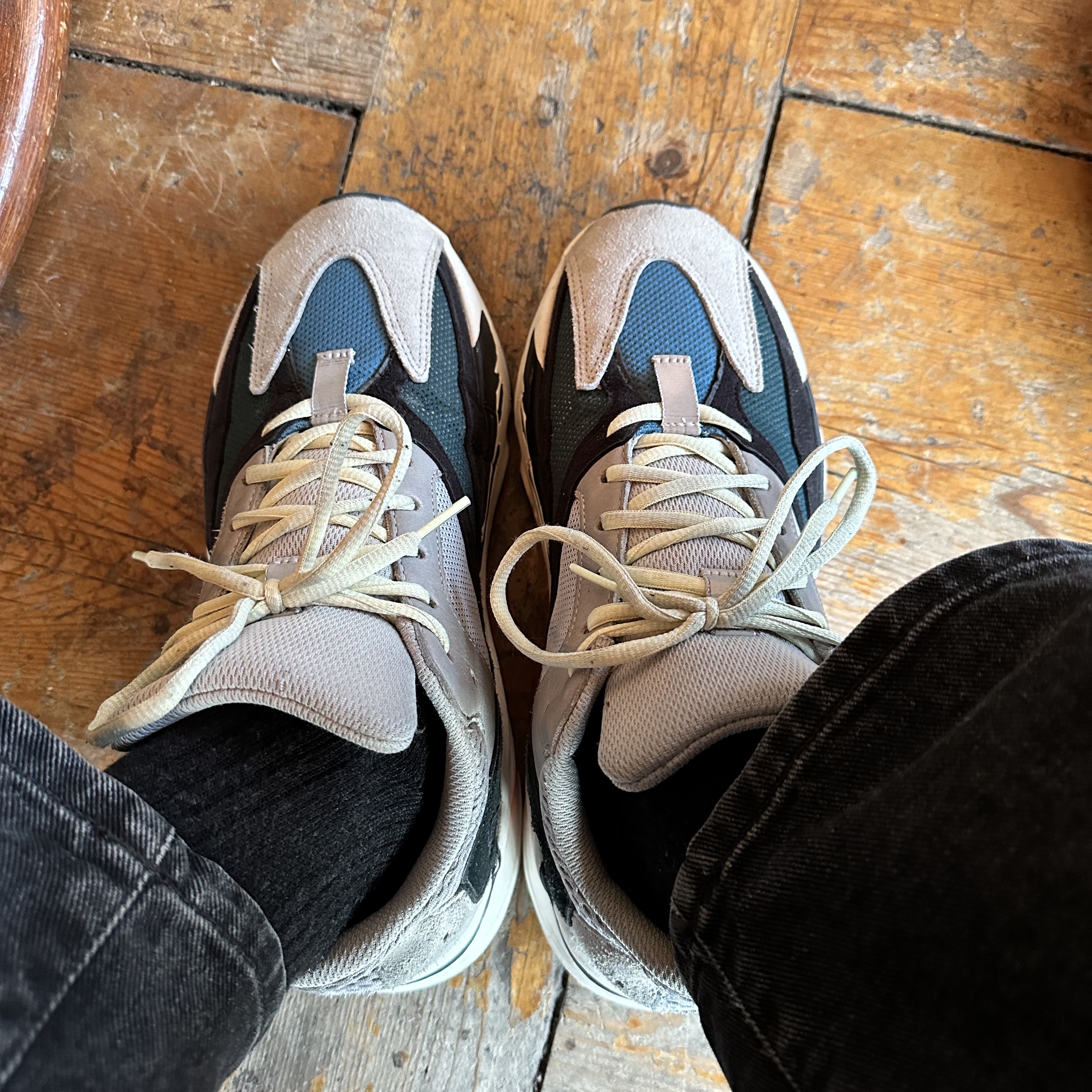 Adidas Yeezy Boost 700 Wave Runner Solid Grey 2021/2022 착용 스타일