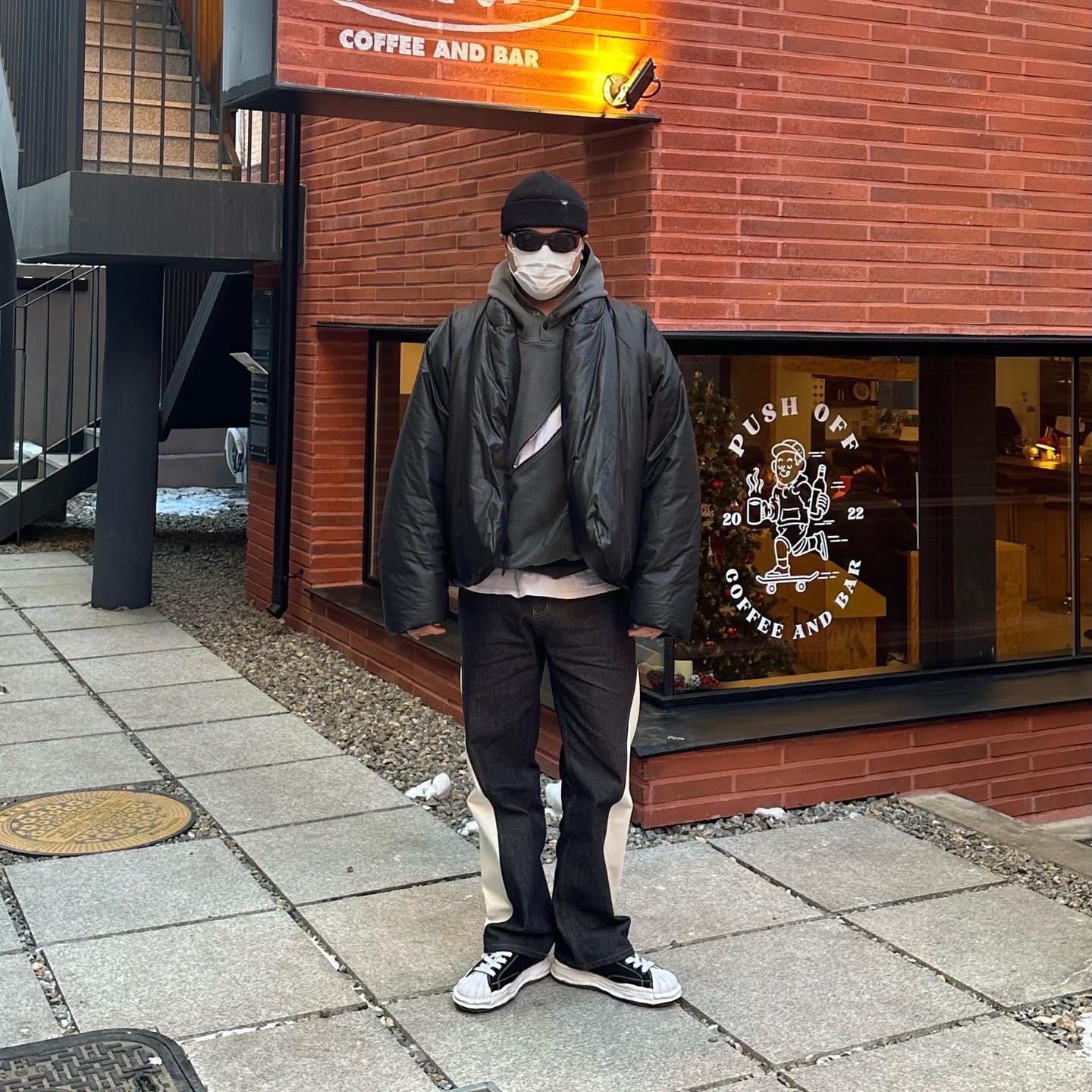 Maison Mihara Yasuhiro Blakey OG Sole Canvas Low-top Sneakers Black White, Yeezy Gap Round Jacket Black 착용 스타일 - 2