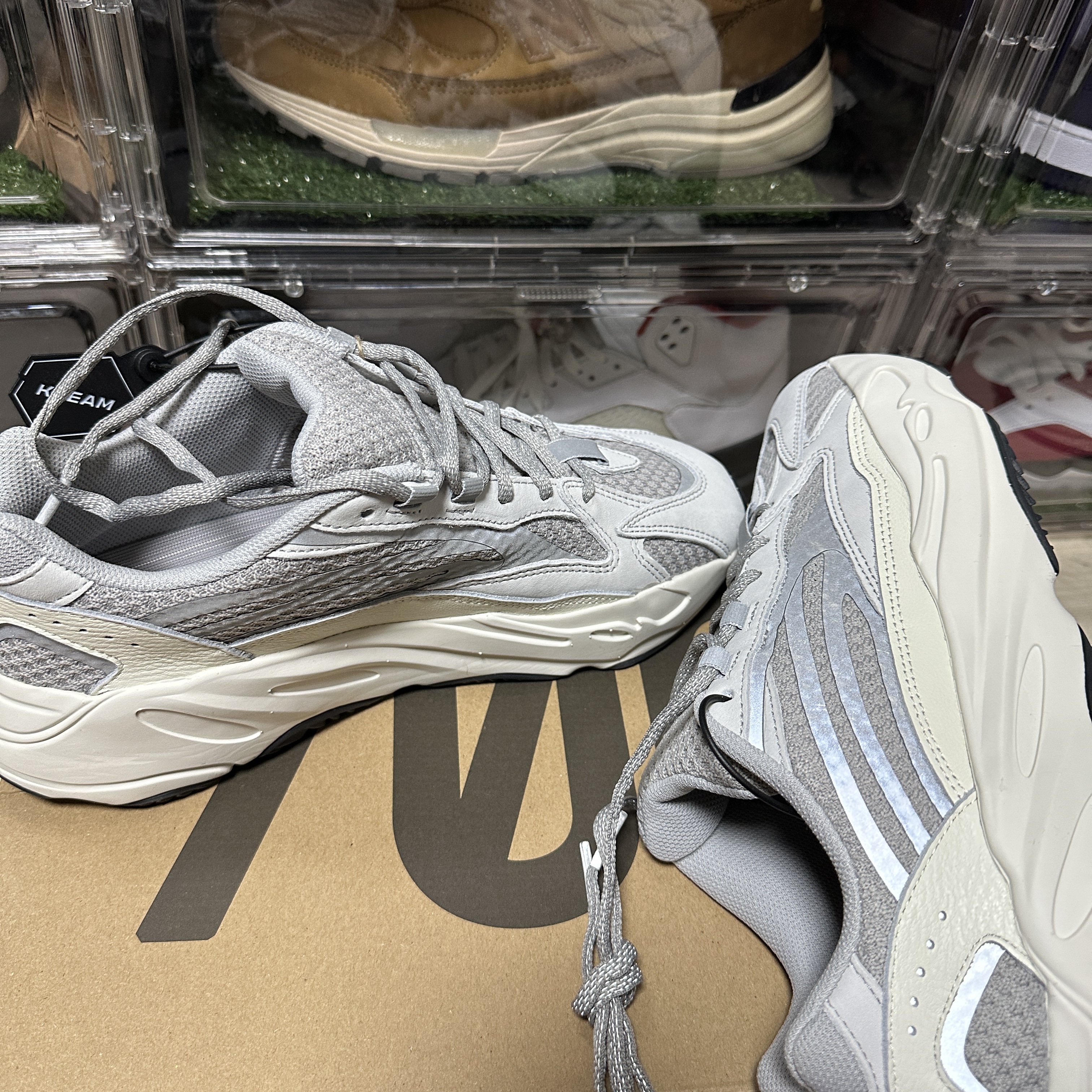 Adidas Yeezy Boost 700 V2 Static 2022 착용 스타일 - 1