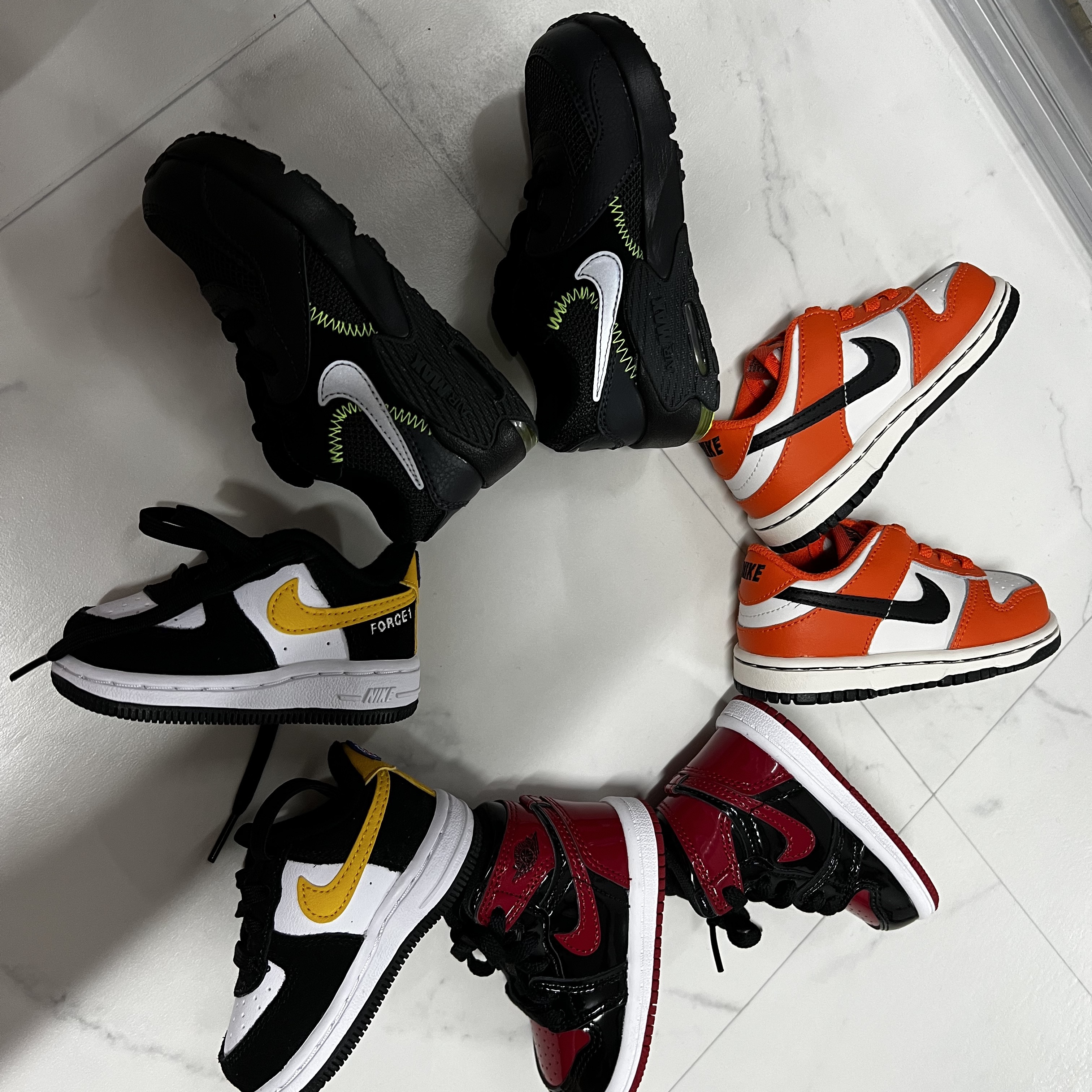 (TD) Nike Dunk Low Safety Orange, (TD) Nike Force 1 LV8 Athletic Club Black Dark Sulfur 착용 스타일 - 1