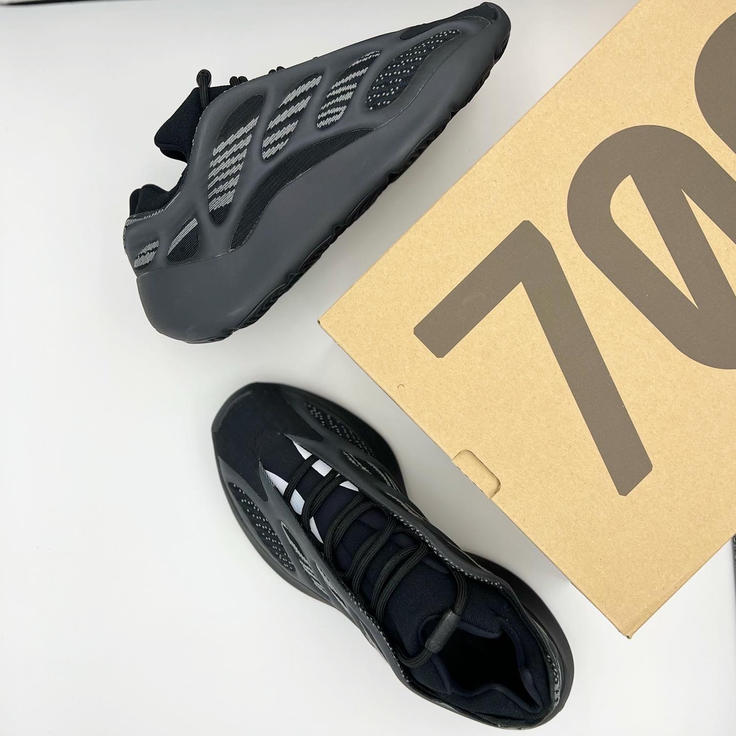 Adidas Yeezy 700 V3 Dark Glow 착용 스타일 - 5